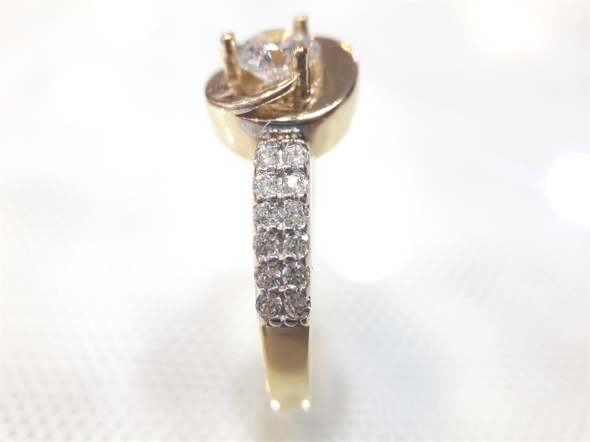 Kenarı Taşlı Tektaş Yüzük 14 Ayar Altın