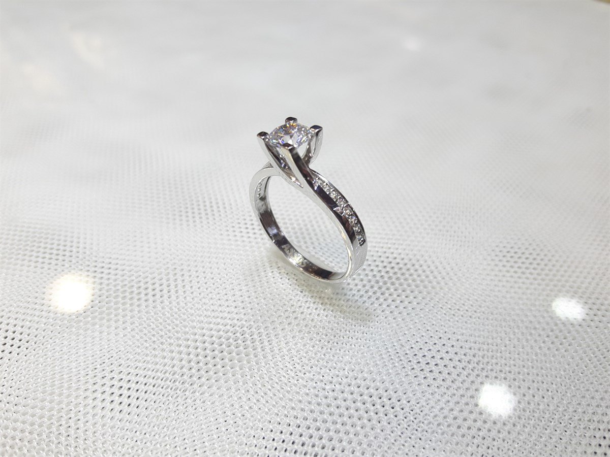 Kenarı Taşlı Tektaş Yüzük 14 Ayar Altın