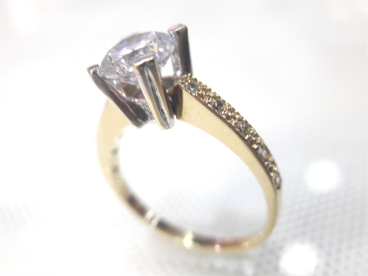 Kenarı Taşlı Tektaş Yüzük 14 Ayar Altın