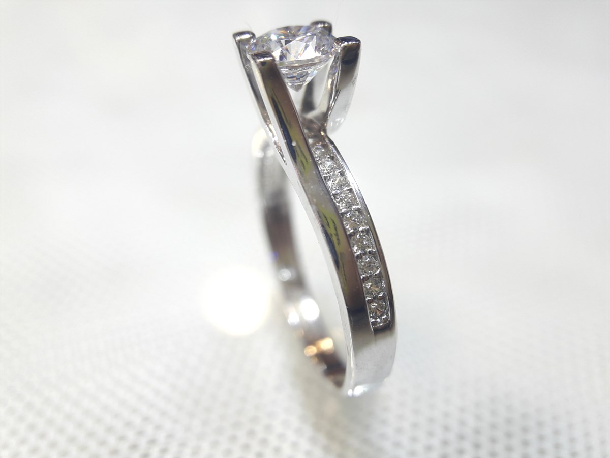 Kenarı Taşlı Tektaş Yüzük 14 Ayar Altın