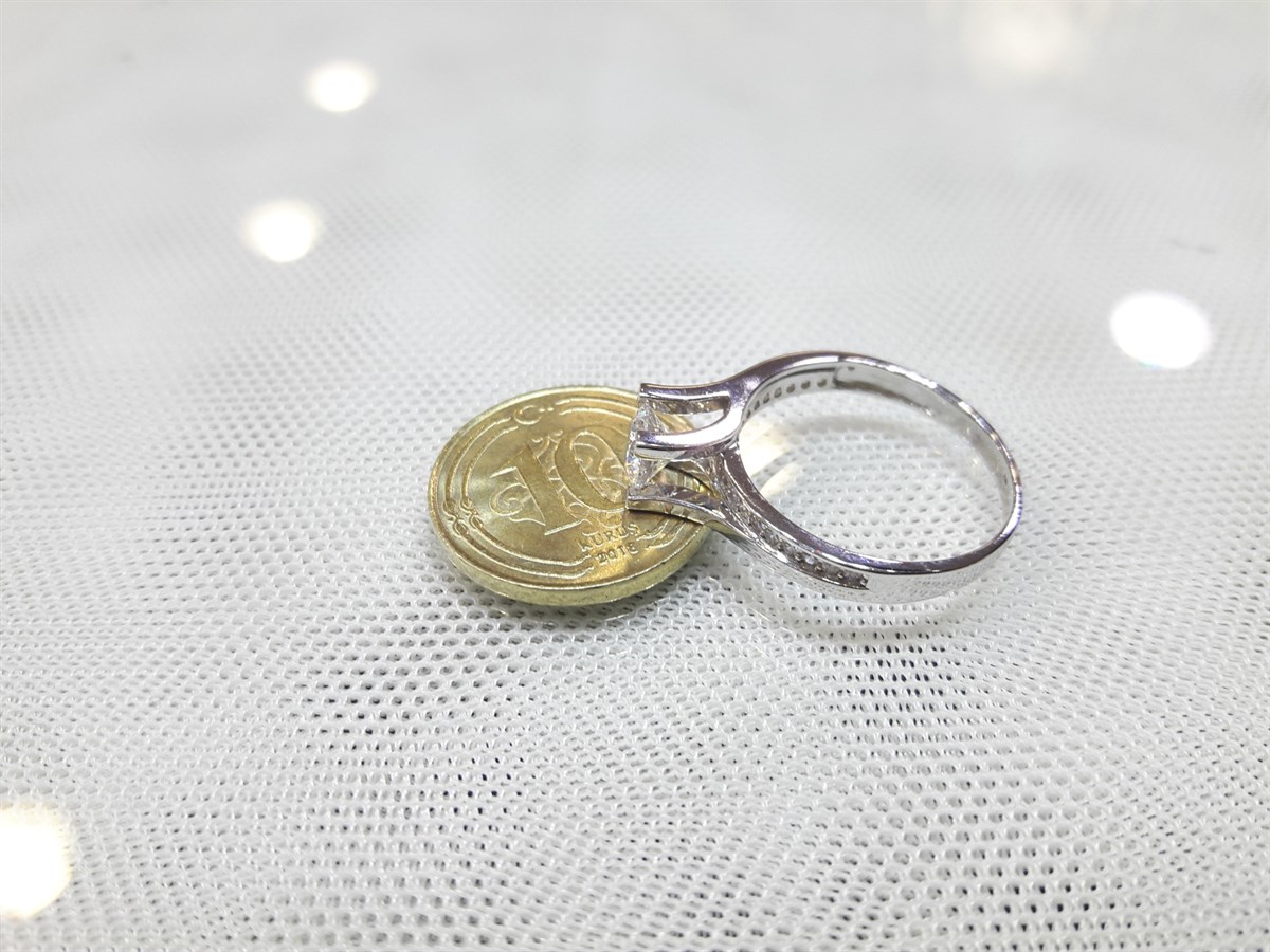 Kenarı Taşlı Tektaş Yüzük 14 Ayar Altın