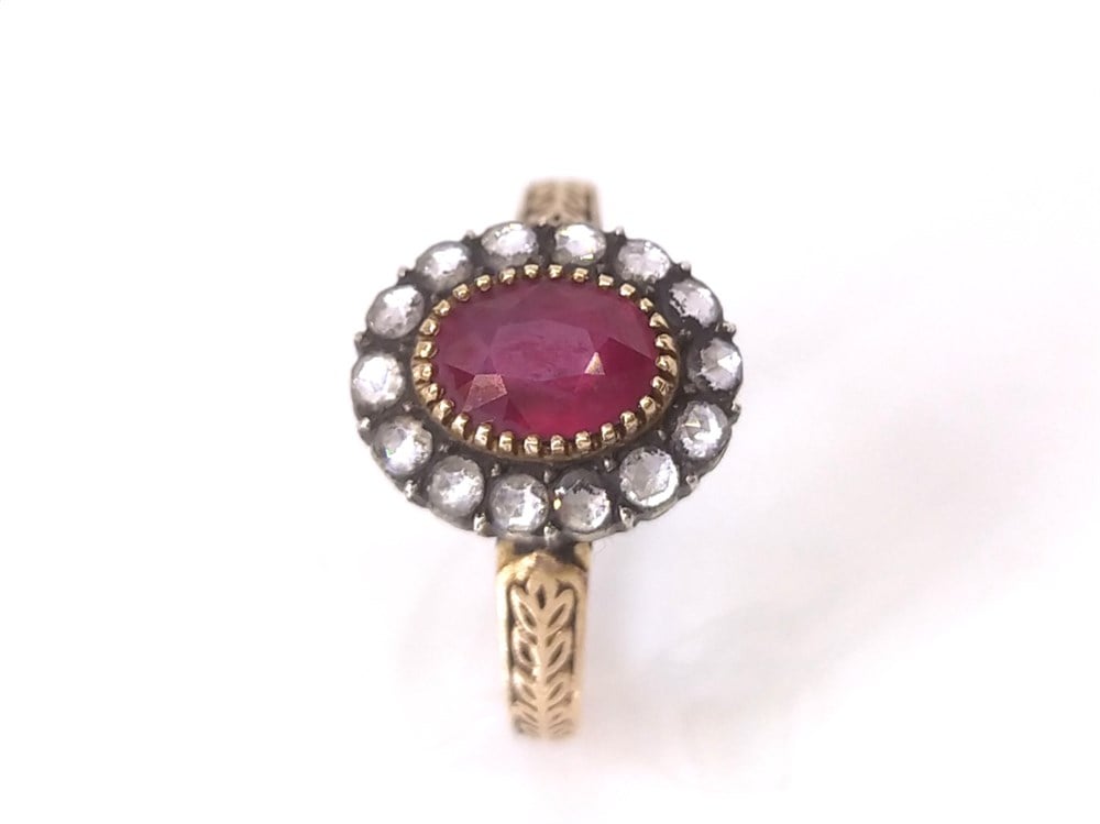 Oval Yakut ve Elmas Taşlı Yüzük