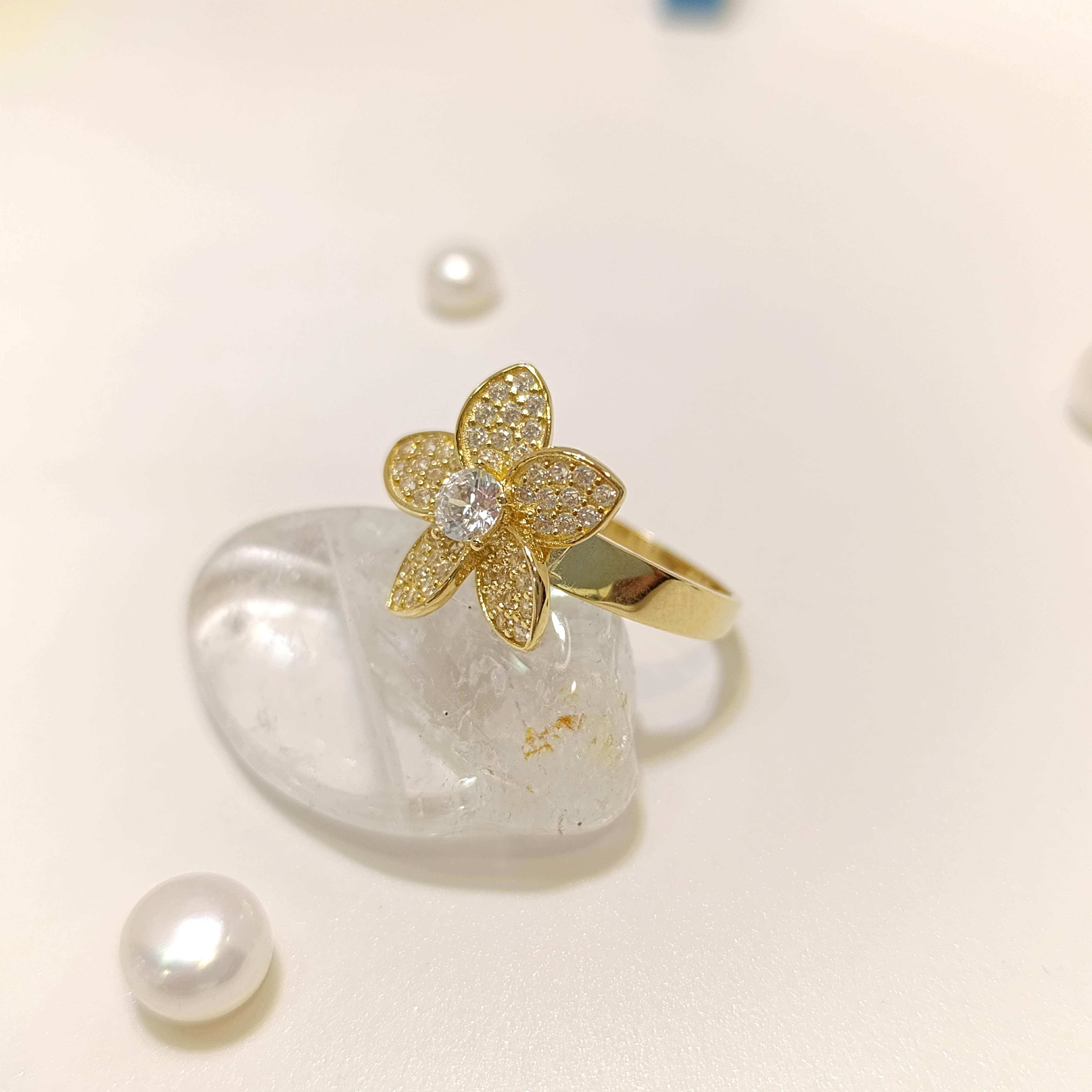 Papatya Taşlı Yüzük 14 Ayar Altın HD VİDEOLU