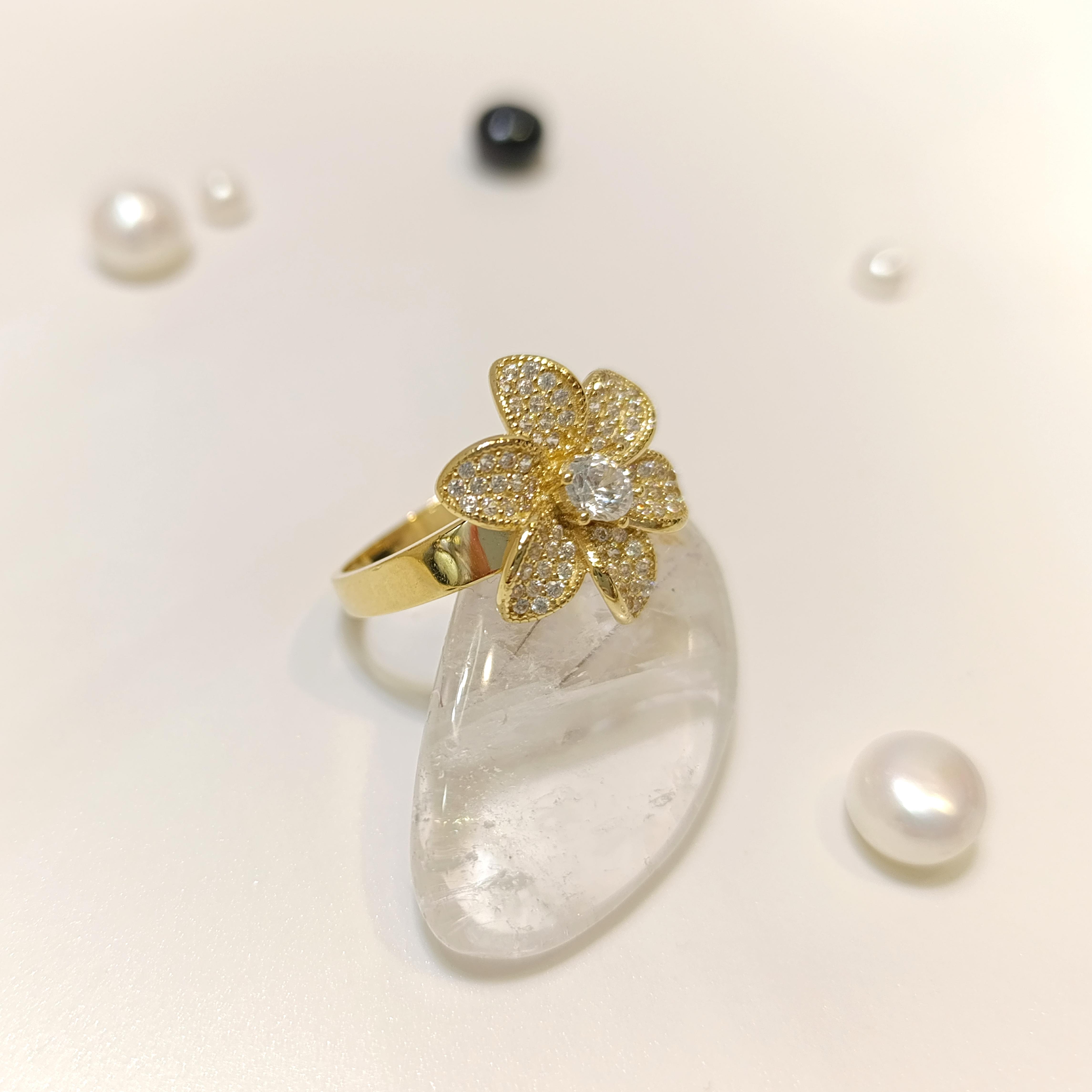 Papatya Taşlı Yüzük 14 Ayar Altın HD VİDEOLU