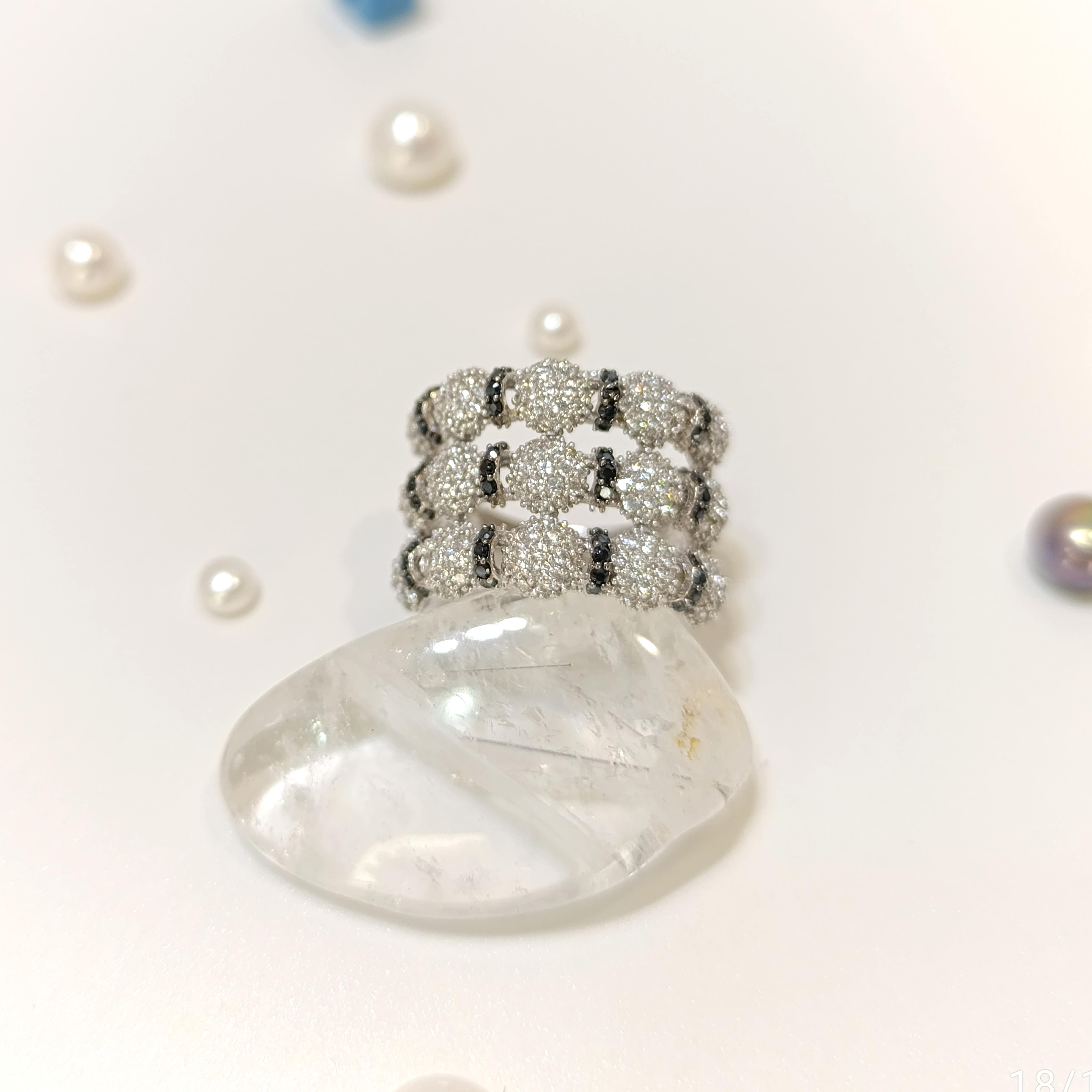 Siyah ve Beyaz Taşlı Yüzük 14 Ayar Altın HD VİDEOLU