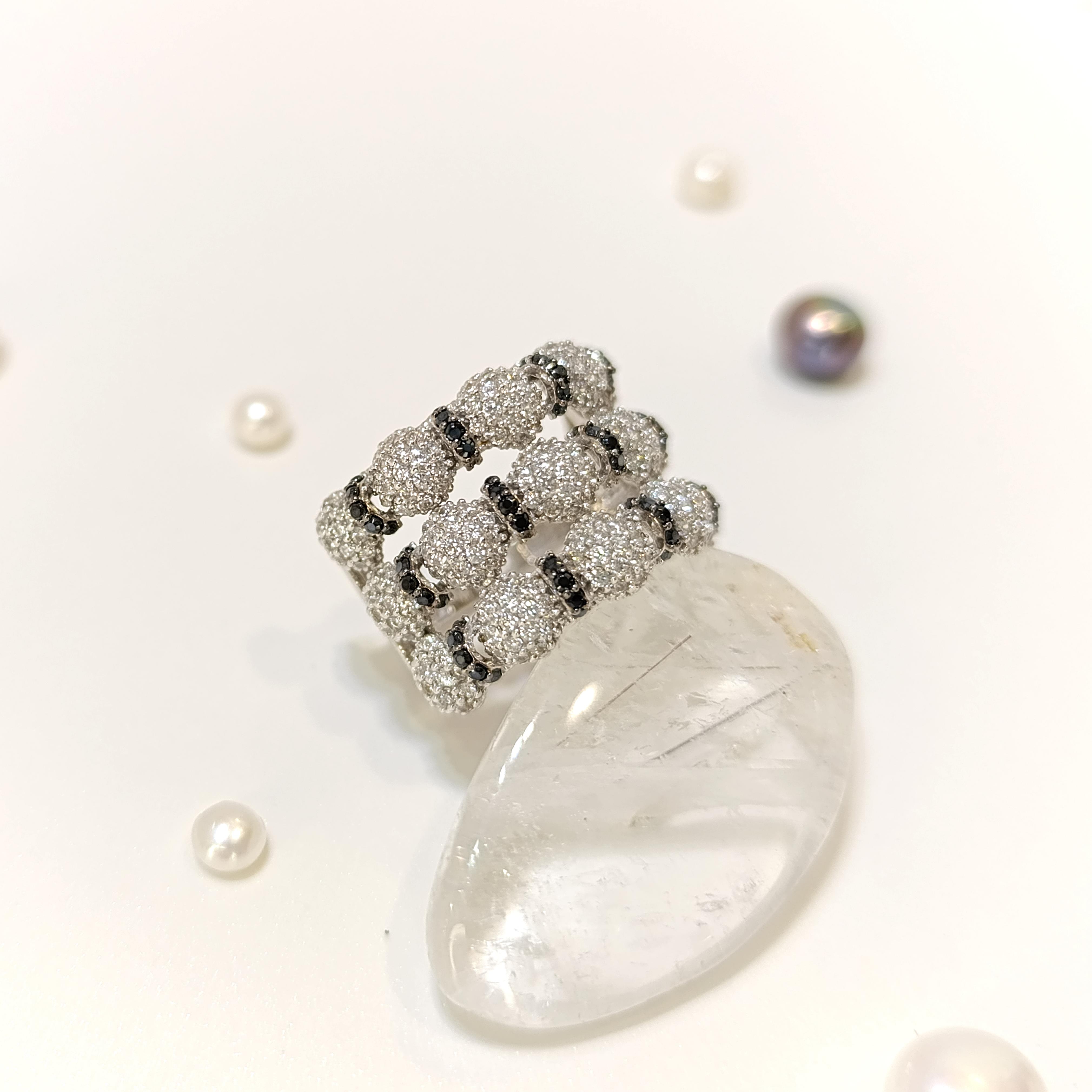 Siyah ve Beyaz Taşlı Yüzük 14 Ayar Altın HD VİDEOLU