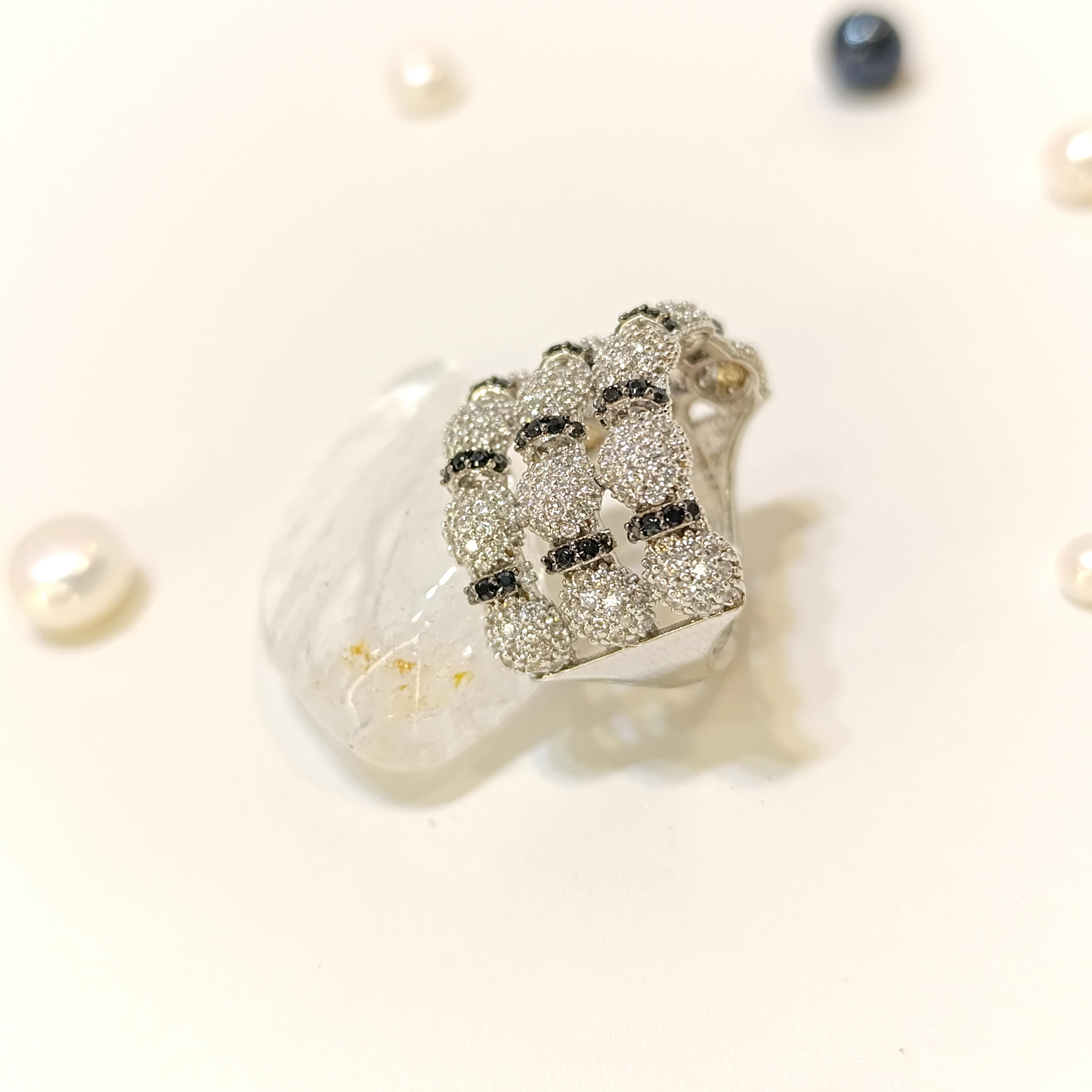 Siyah ve Beyaz Taşlı Yüzük 14 Ayar Altın HD VİDEOLU