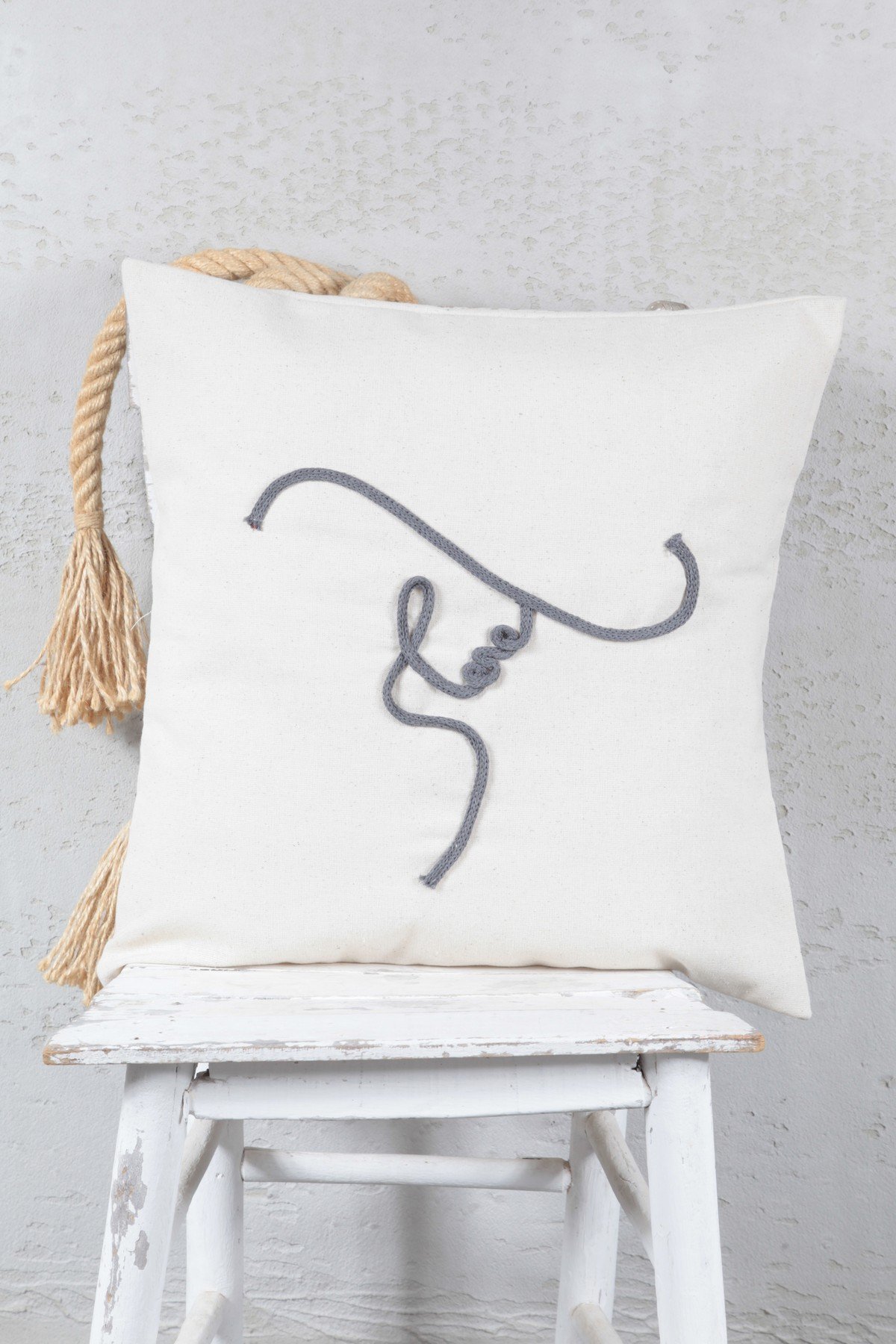 Boho Kırlent Kılıfı Şapkalı Kadın Çizgi Sanatı Krem, Tek Çizgi Sanatı, Minimalist Çizim 42x42 Cm
