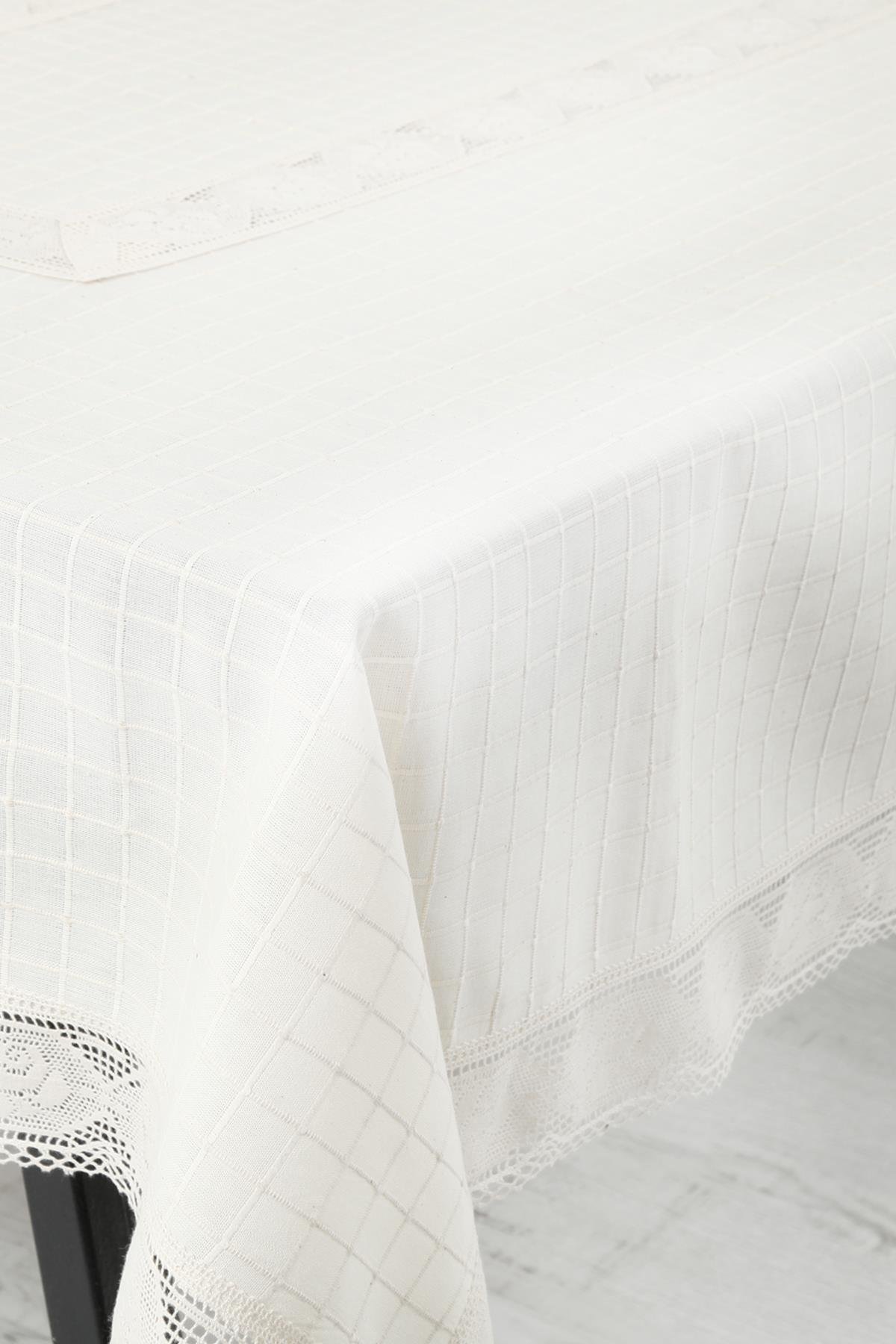 Orta Dantelli Masa Örtüsü