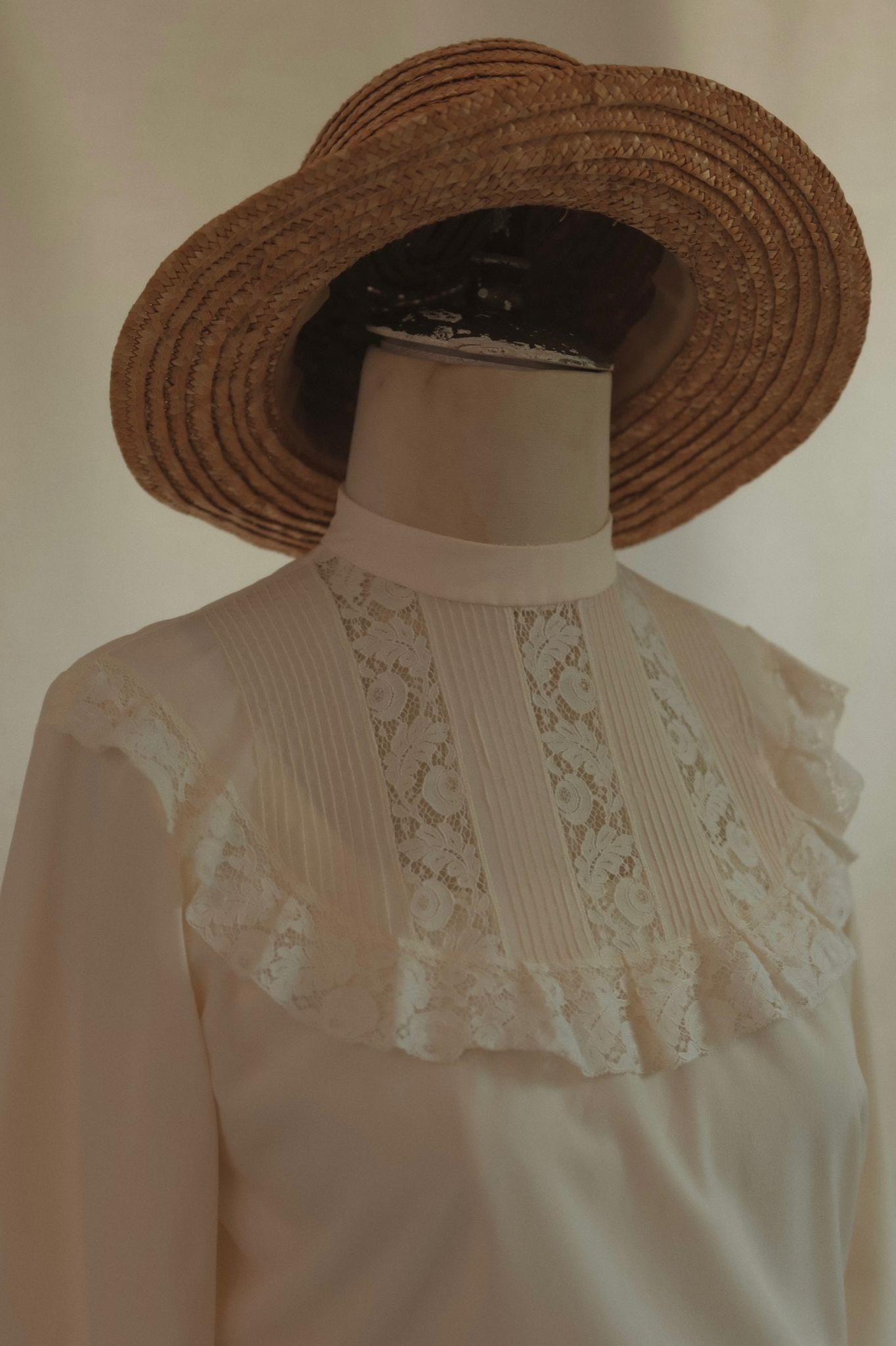 Arkası Düğmeli Victorian Bluz