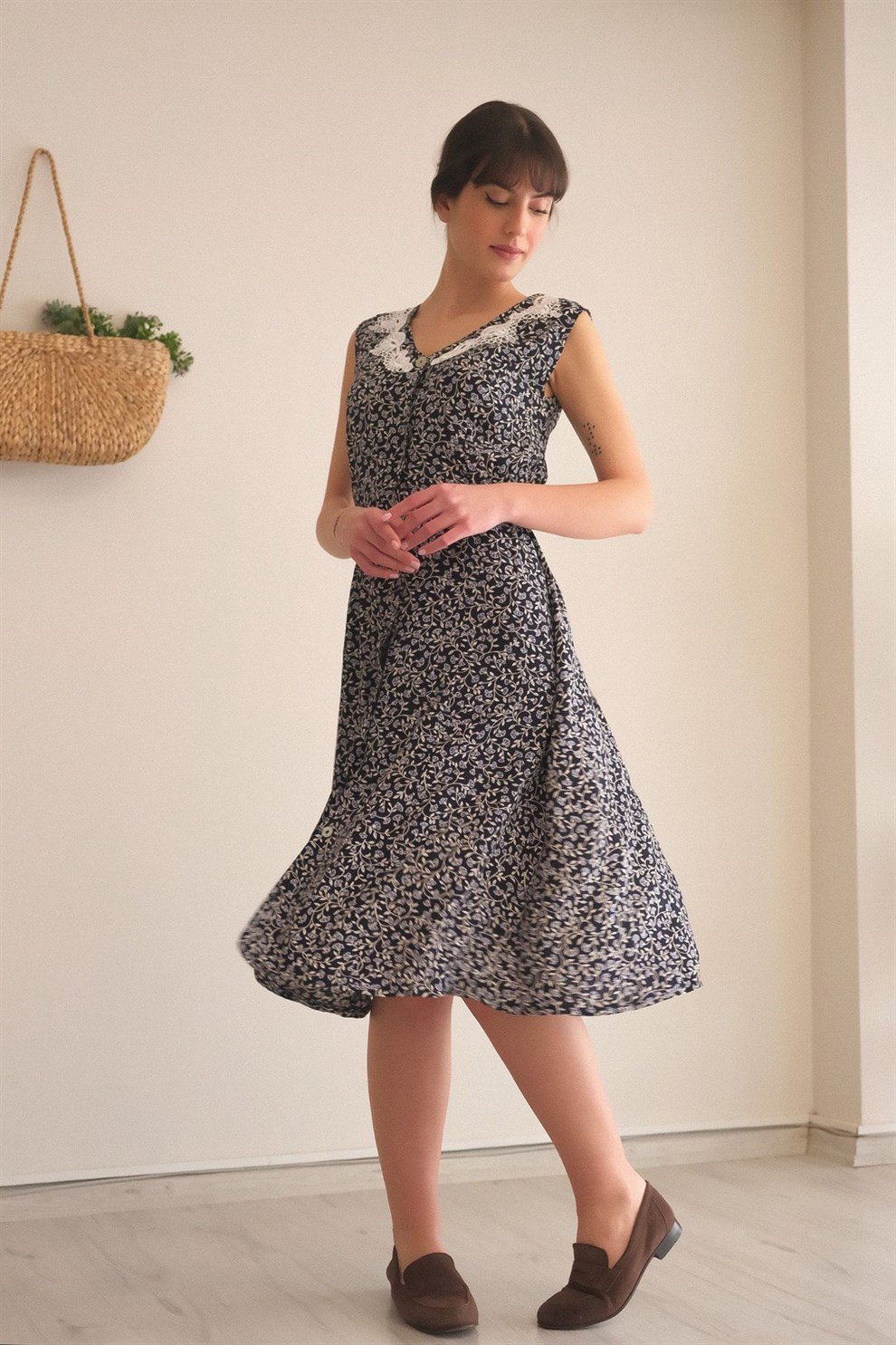 Dantel Detaylı Floral Elbise