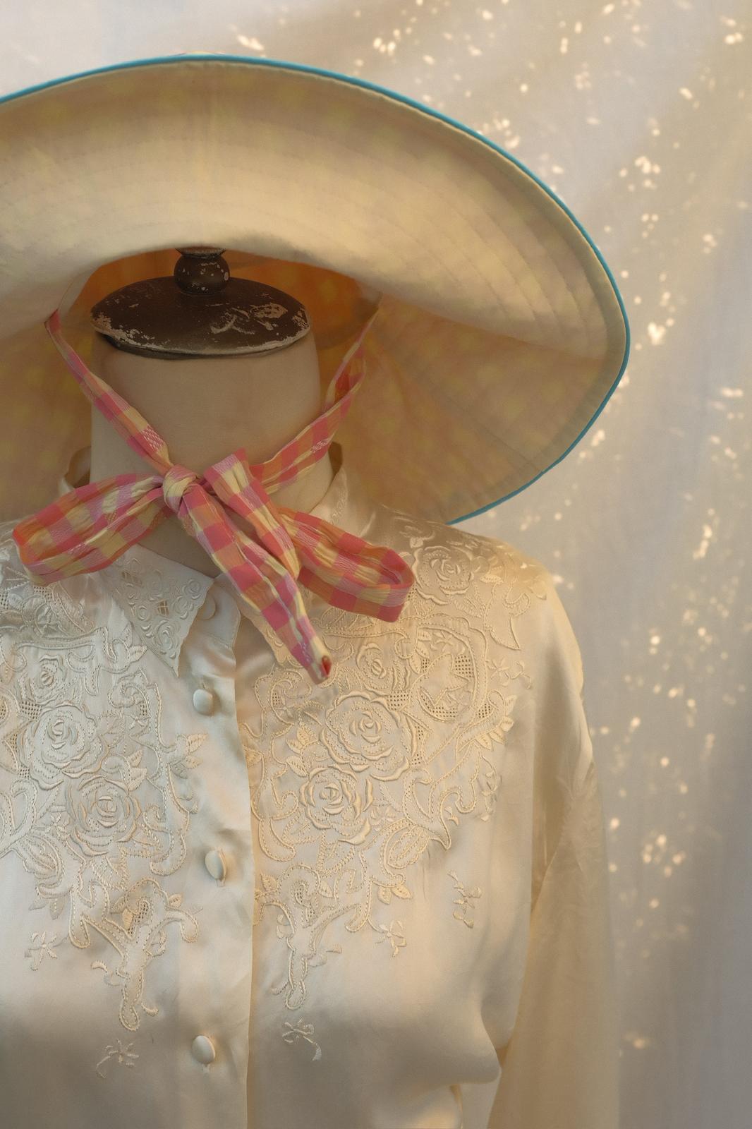 İpek Saten İşlemeli Gömlek