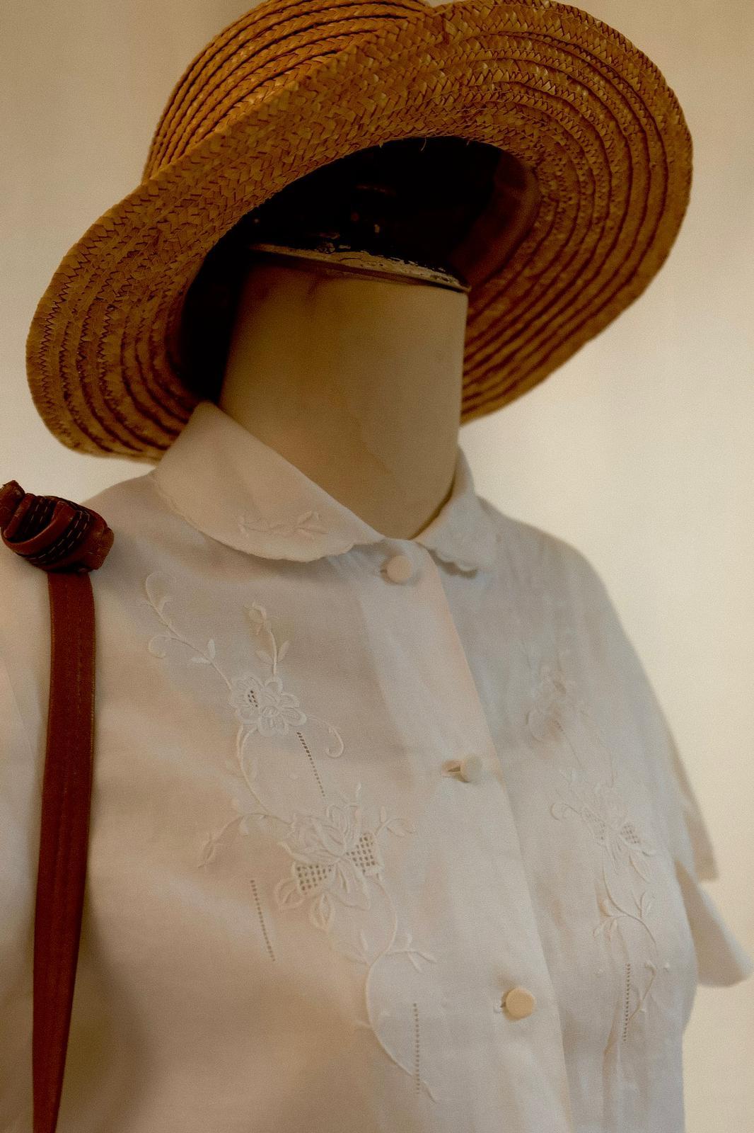 Keten İşlemeli Gömlek