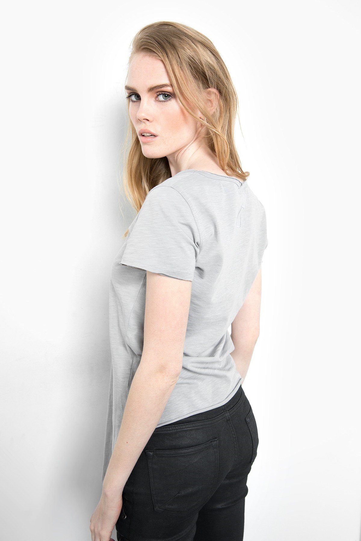 Asimetrik Derin V Yaka T-shırt Taş