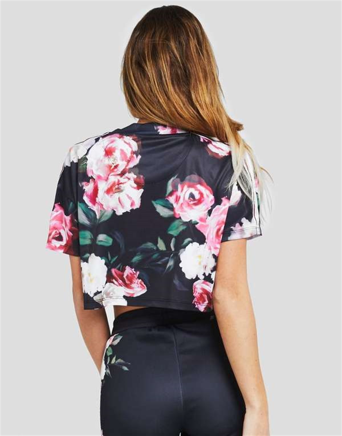 Omuzları Şeritli Çiçekli Kısa Tshirt Karısık Cicekli