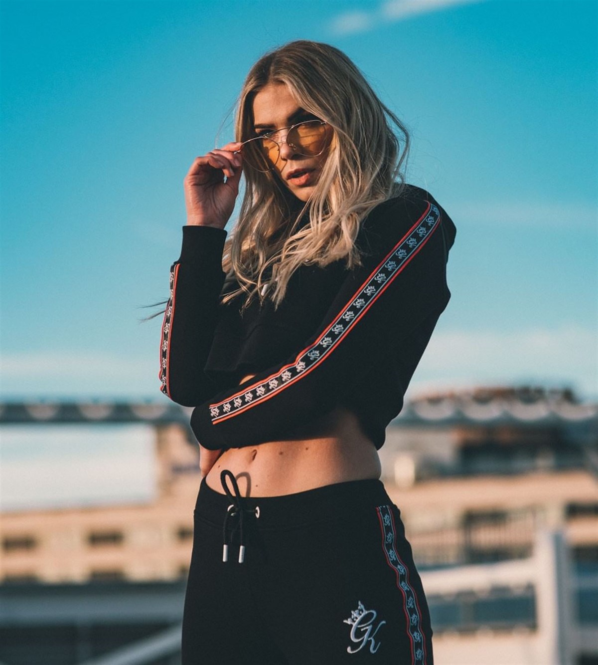 Omuzları Şeritli Crop Sweat Siyah