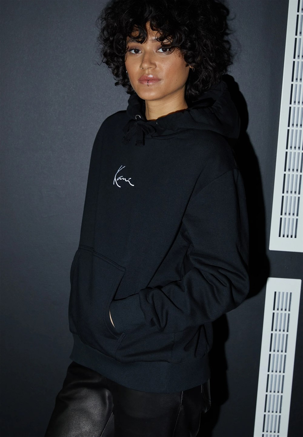 Önü Küçük Logolu Oversize Kapşonlu Sweat-Siyah