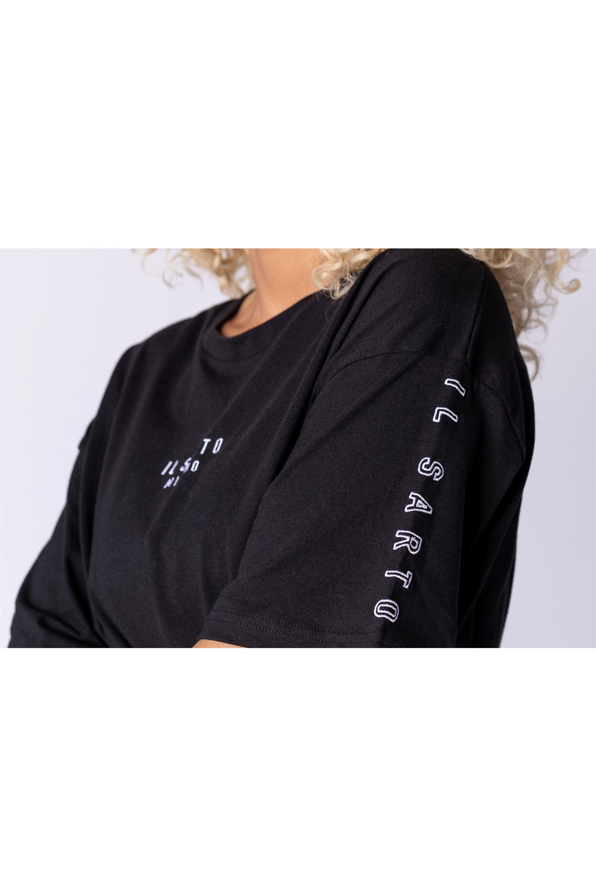 Oversize Gögsü ve Kolları NAkışlı   T shirt Siyah