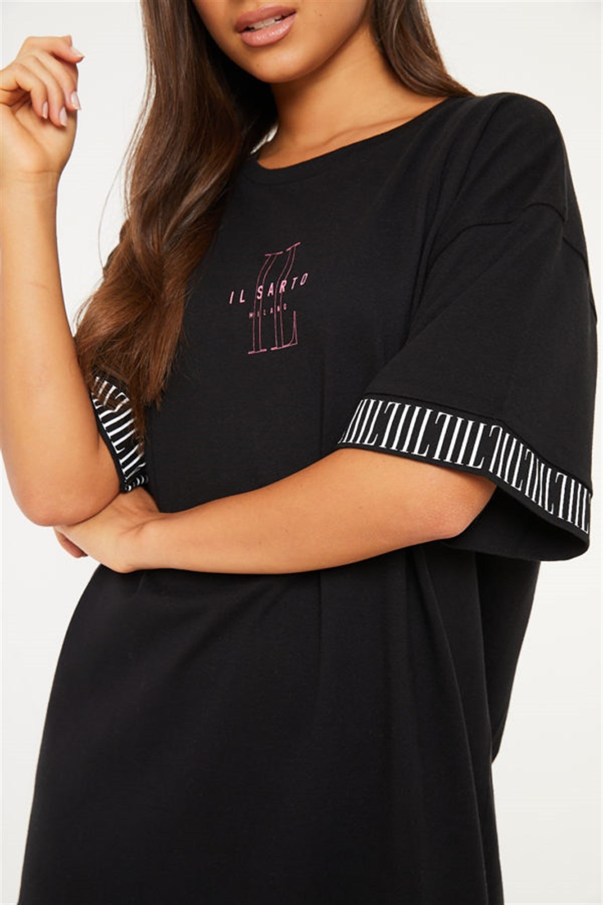 Oversize Kolları ve Altı Yazılı T shirt Siyah