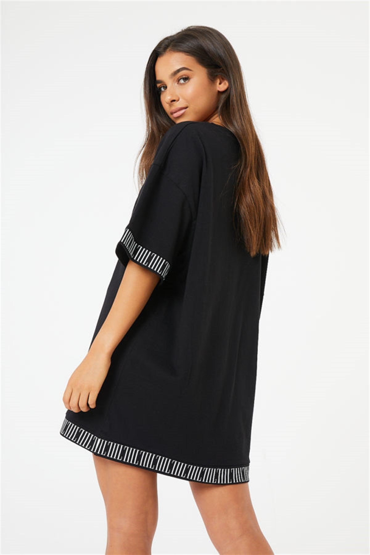 Oversize Kolları ve Altı Yazılı T shirt Siyah