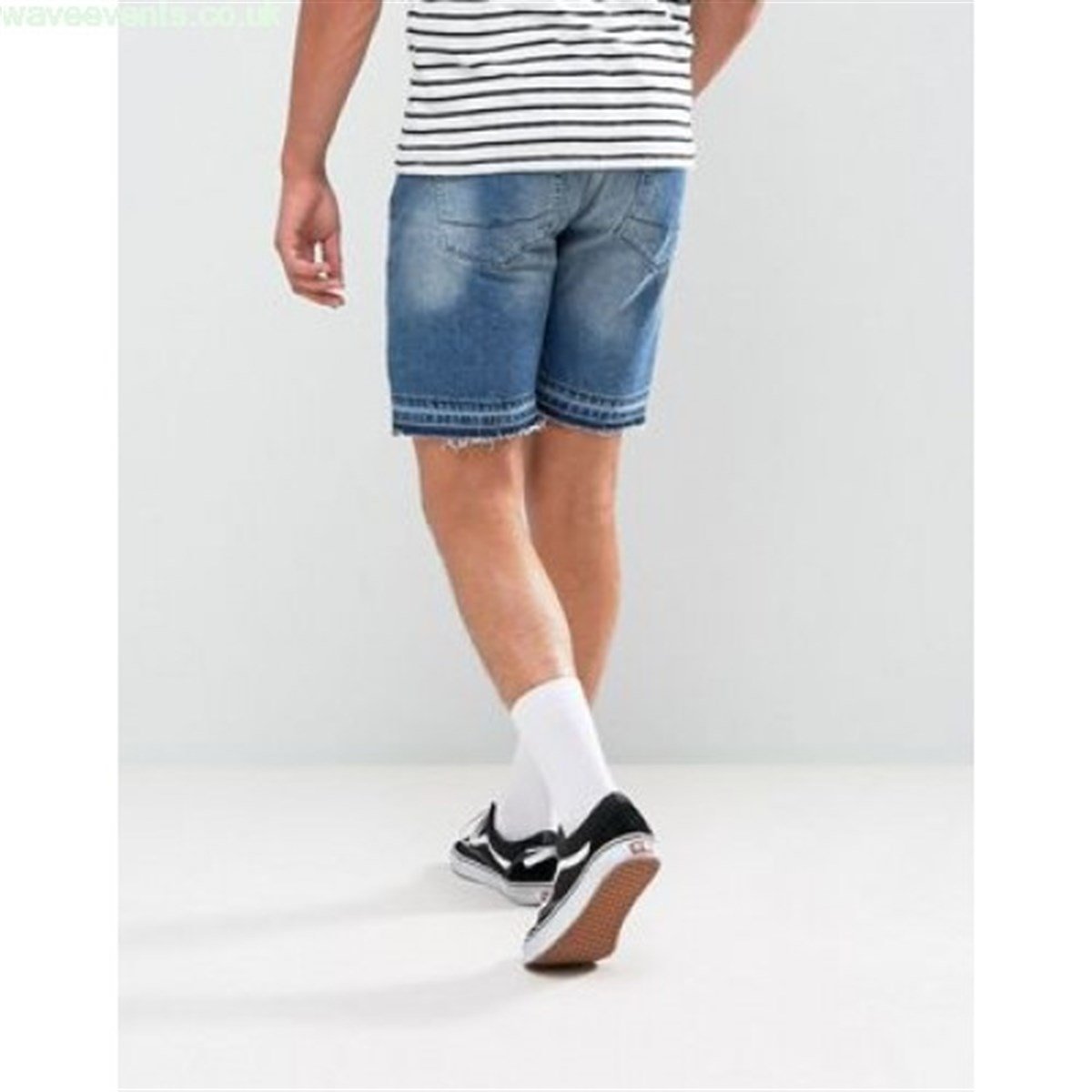 Paçası Açık Taşlamalı Jean Şort Mavi