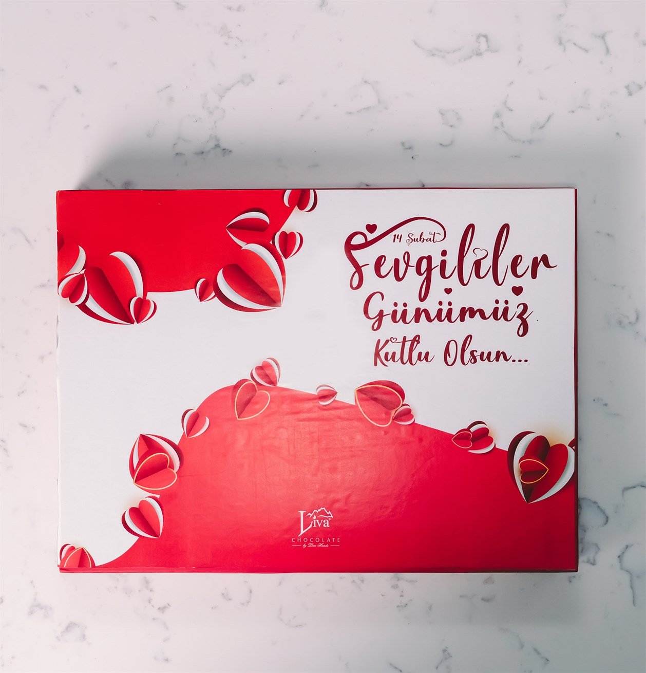 Açılan Kalpler Tasarımlı Kutu (42 Adet Yaldızlı Kalp Çikolata)