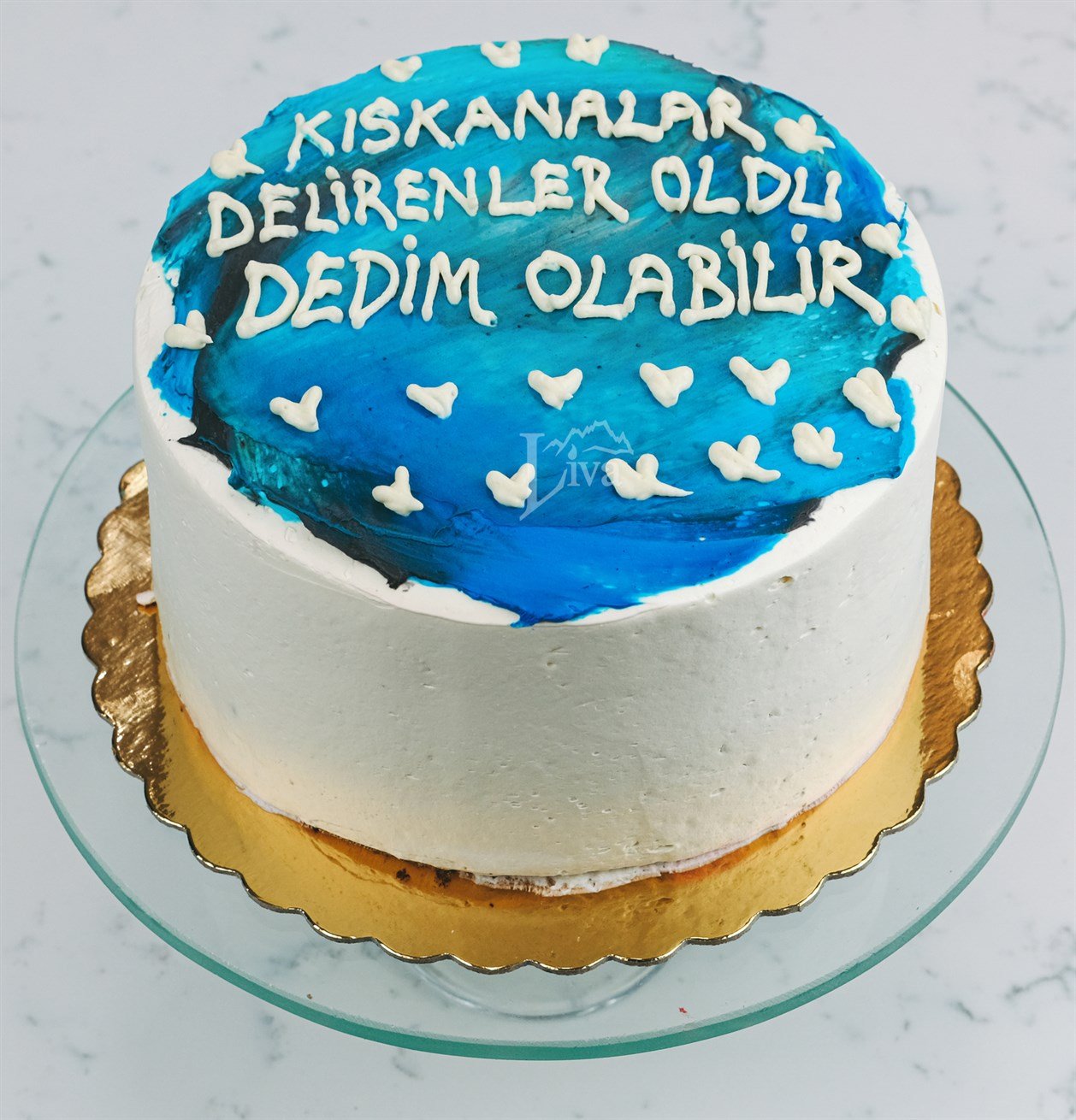 Beyaz Aforizmalı Pasta