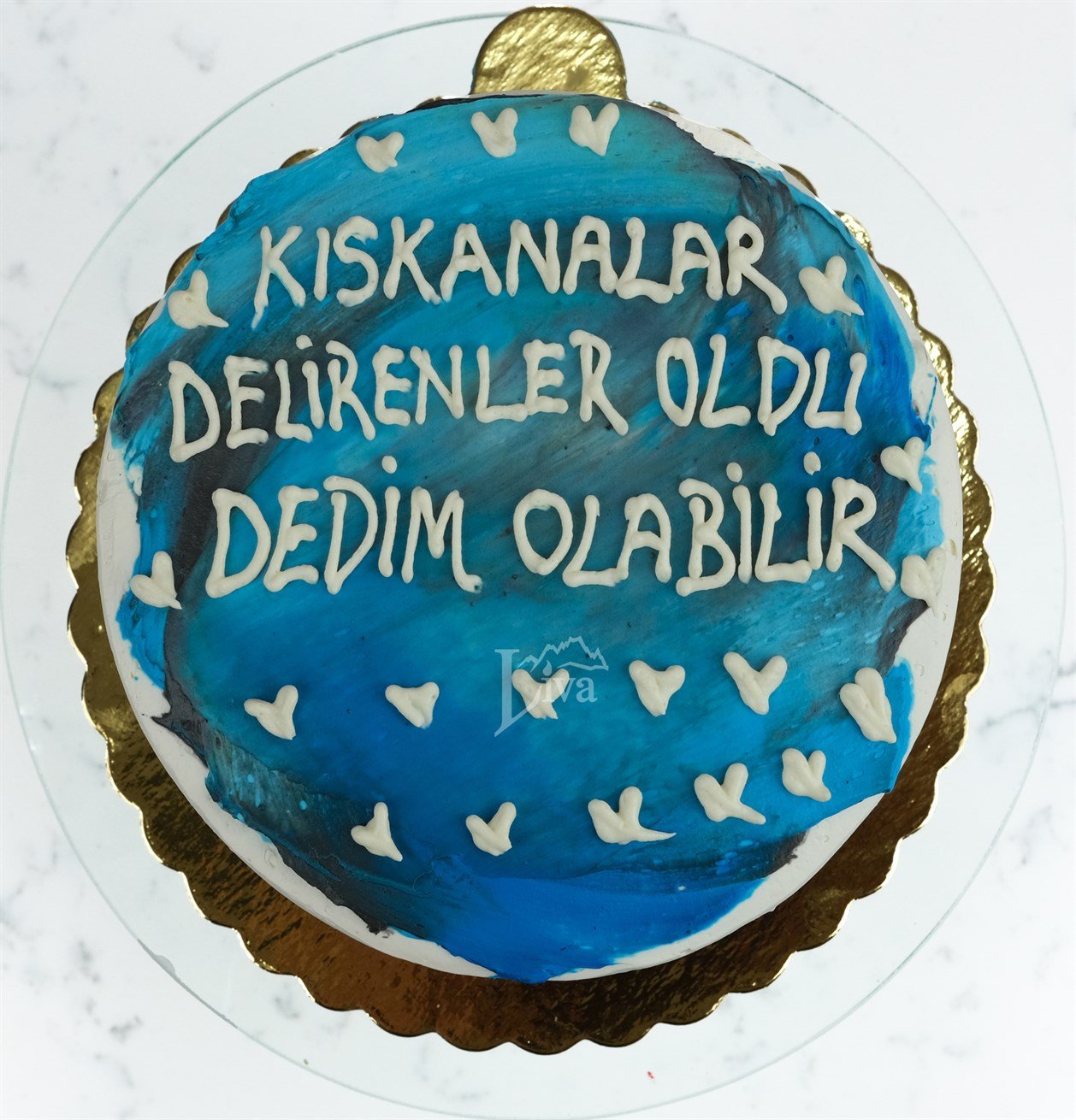 Beyaz Aforizmalı Pasta