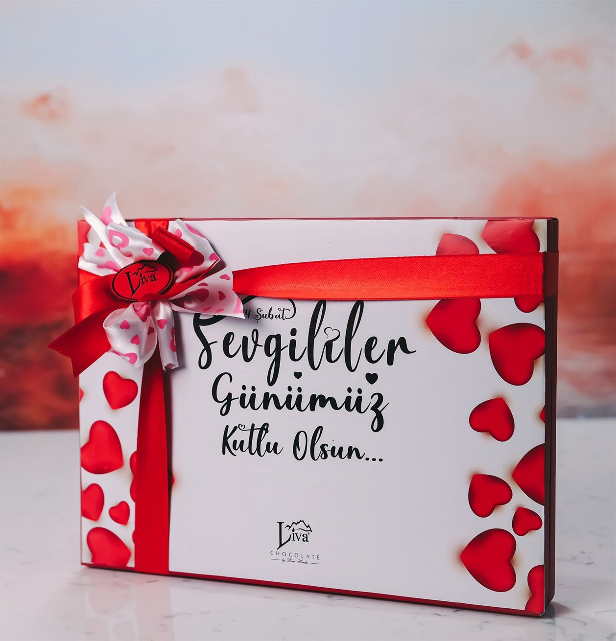 Beyaz Işıklı Kalpler Tasarımlı Kutu (42 Adet Yaldızlı Kalp Çikolata)