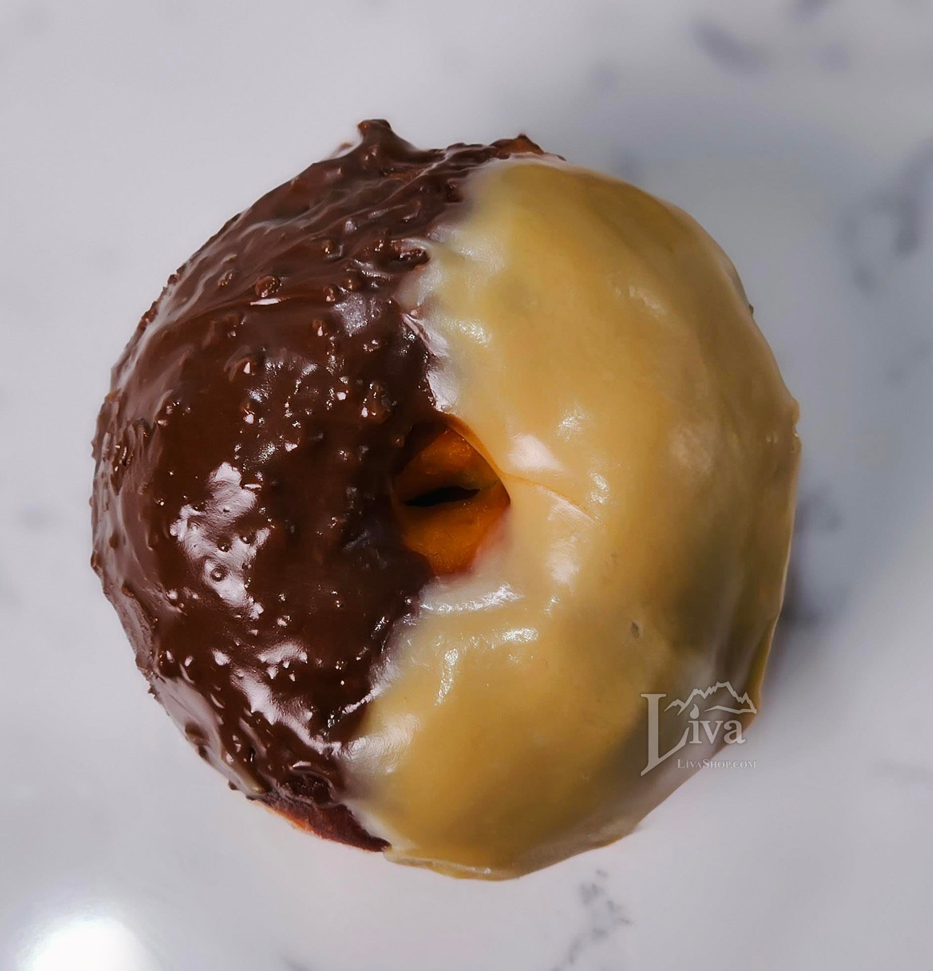 Beyaz ve Bitter Çikolata Soslu Donut