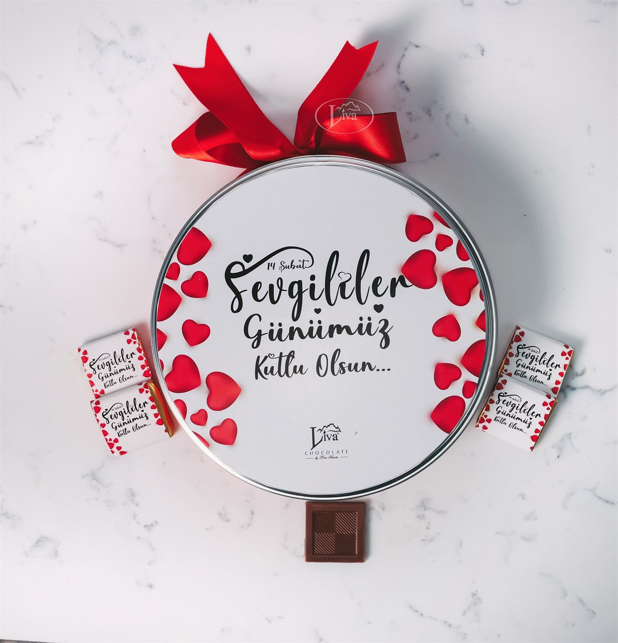Metal Kutu Beyaz Işıklı Kalpler Tasarım (80 Adet Napoliten Çikolata)