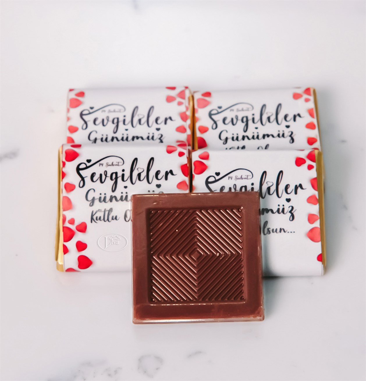Metal Kutu Beyaz Işıklı Kalpler Tasarım (80 Adet Napoliten Çikolata)