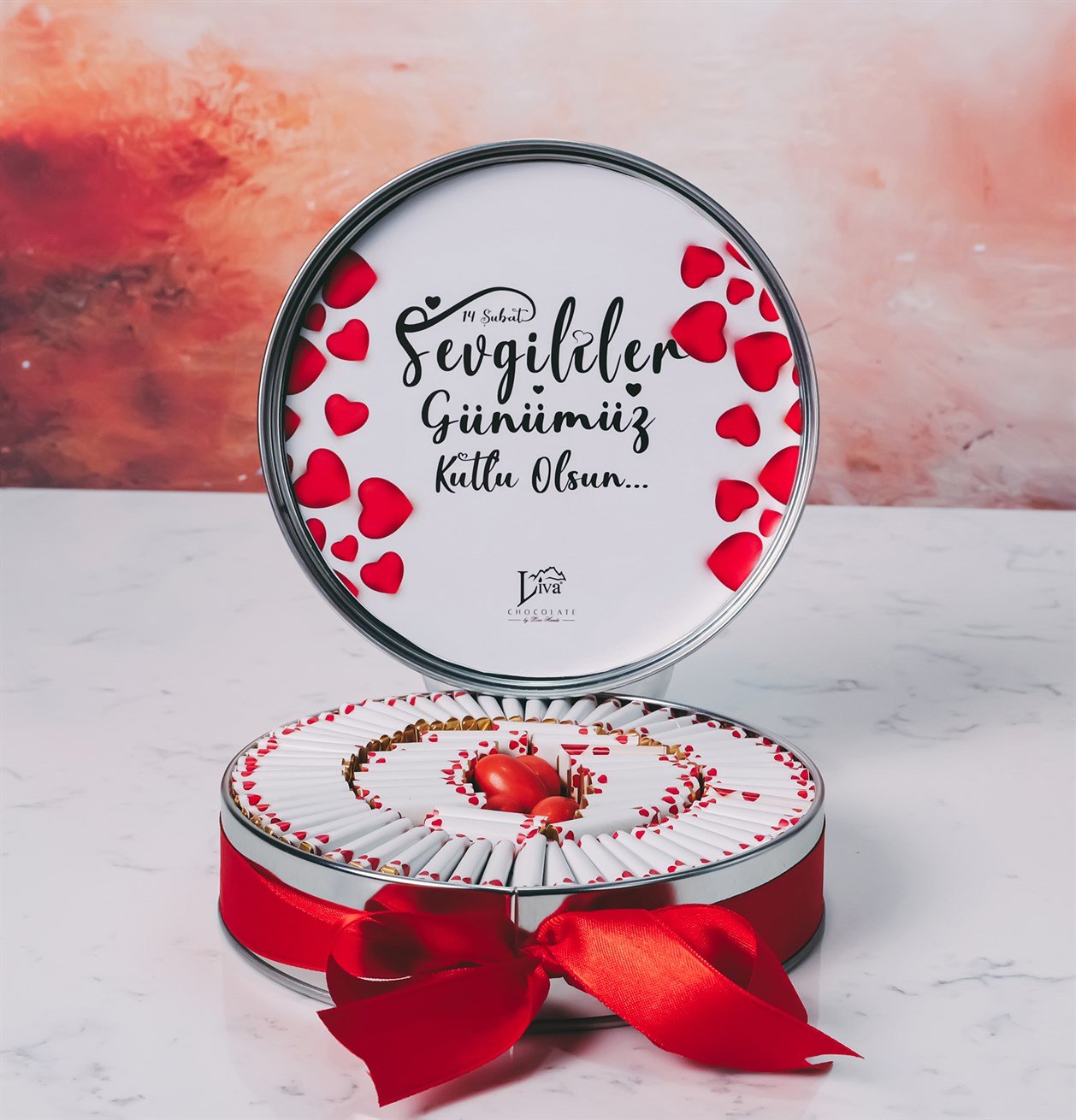 Metal Kutu Beyaz Işıklı Kalpler Tasarım (80 Adet Napoliten Çikolata)