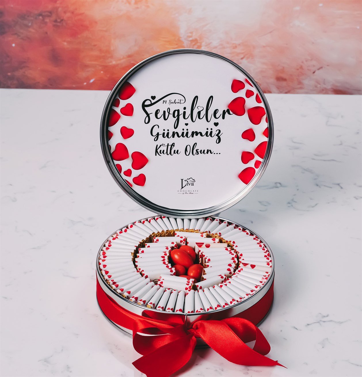 Metal Kutu Beyaz Işıklı Kalpler Tasarım (80 Adet Napoliten Çikolata)