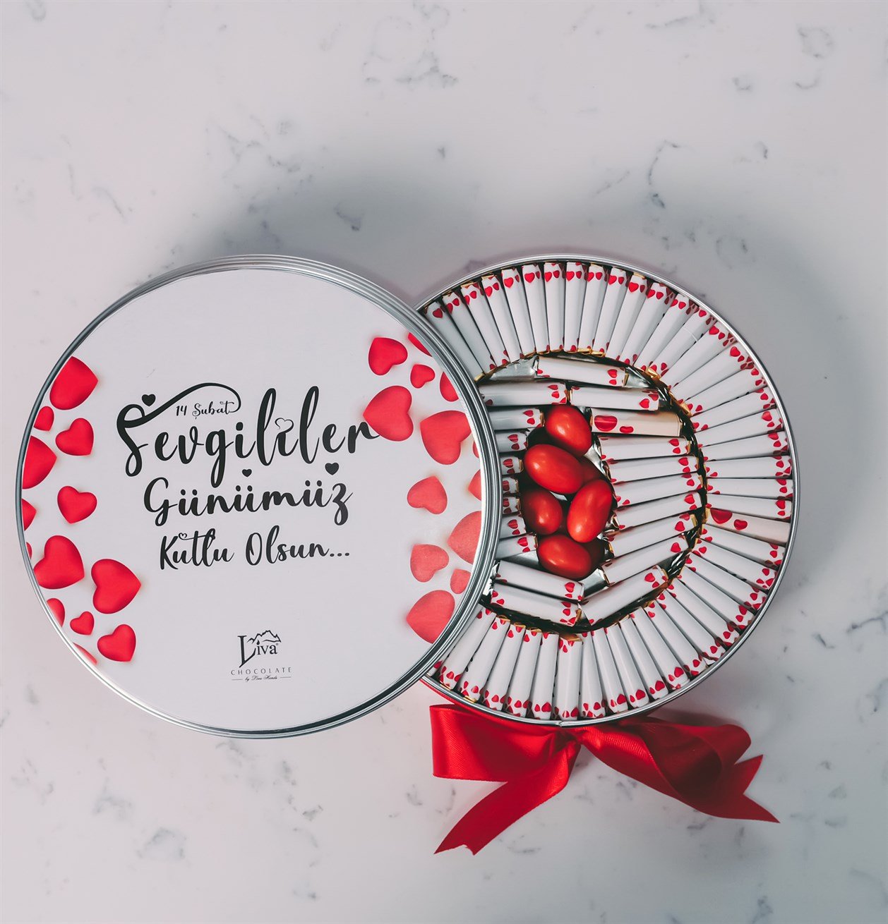 Metal Kutu Beyaz Işıklı Kalpler Tasarım (80 Adet Napoliten Çikolata)