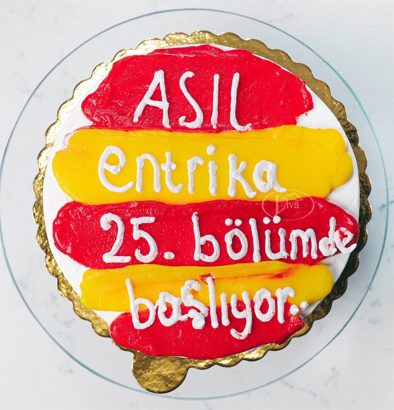 Sarı Kırmızı Aforizmalı Pasta