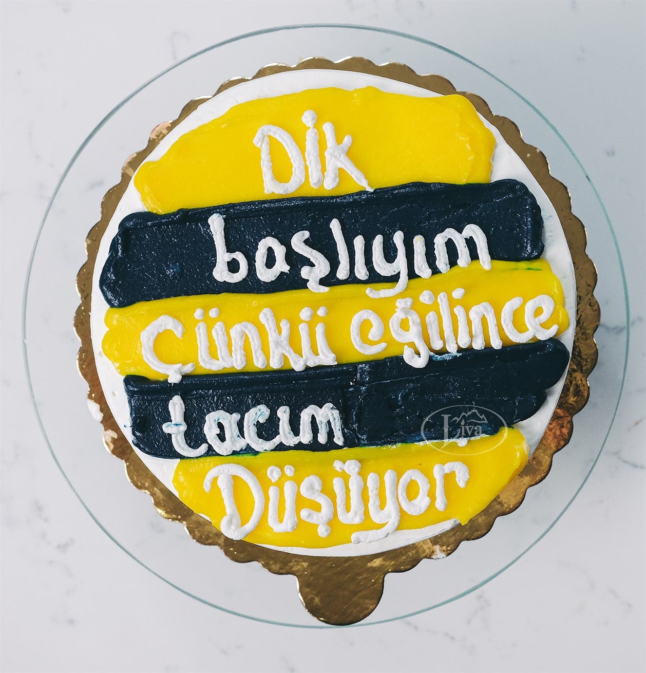 Sarı Lacivert Aforizmalı Pasta