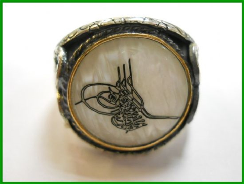 DOĞAL TAŞ ÜZERİNE HAT SANATI İLE ARAPÇA  YAZILI GÜMÜŞ YÜZÜK