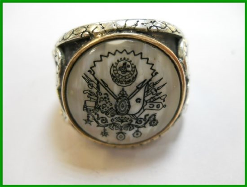 DOĞAL TAŞ ÜZERİNE HAT SANATI İLE ARAPÇA  YAZILI GÜMÜŞ YÜZÜK