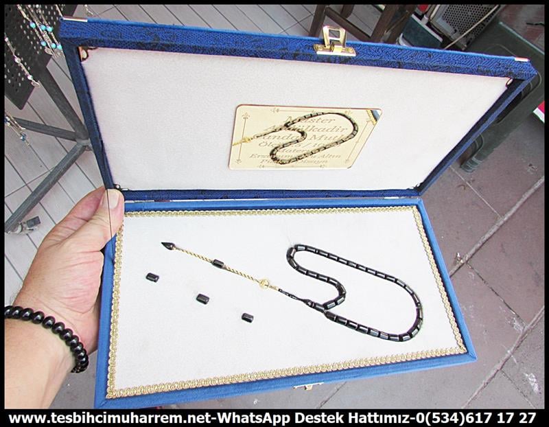 Oltu Taşı TesbihlerTM12685Tespih Erzurum Oltu Taşı Özel Gömme Kutusunda Altın Püsküllü Kömür Deposu TesbihTespih Erzurum Oltu Taşı Özel Gömme Kutusunda Altın Püsküllü Kömür Deposu Tesbih