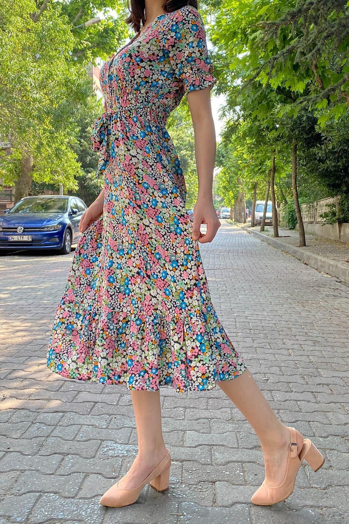Çiçek Desenli Yaka Düğmeli Elbise