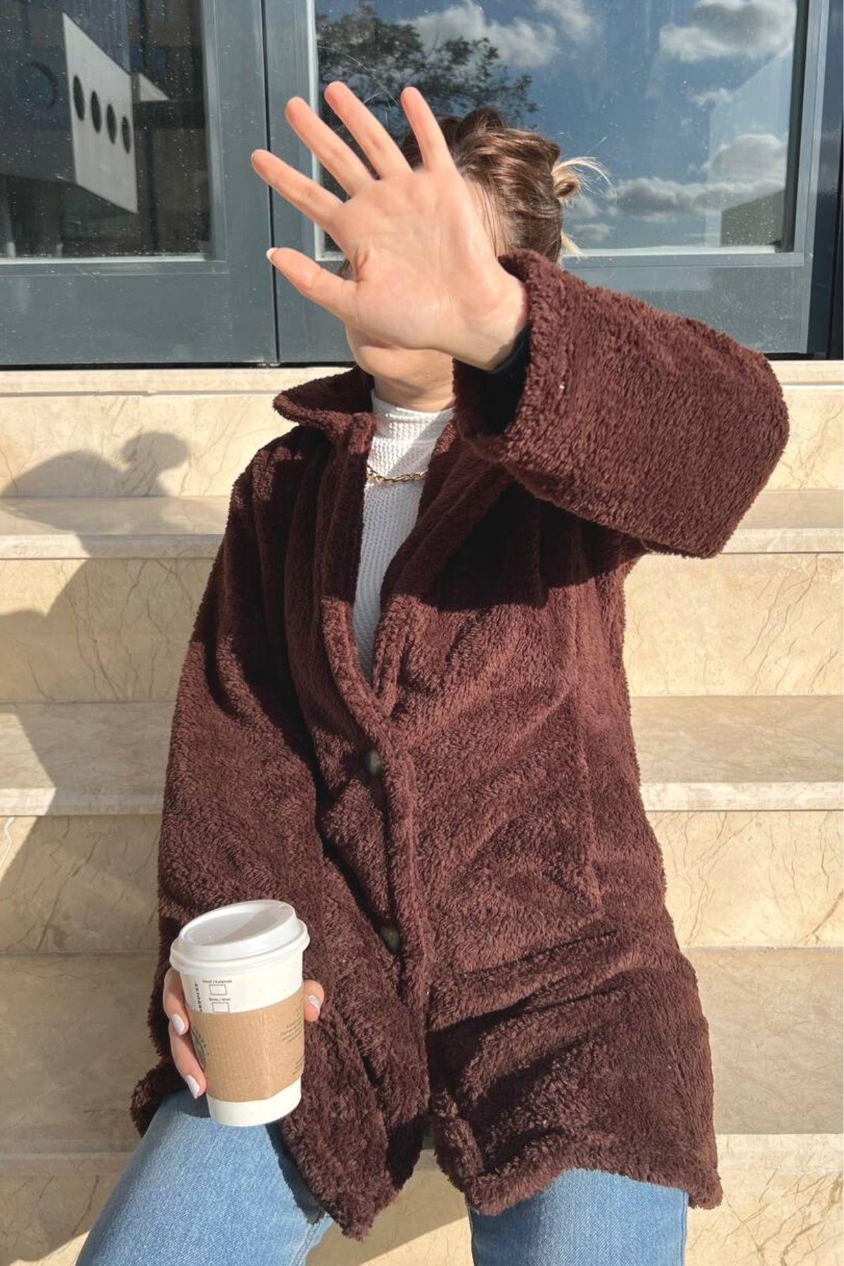 Düğmeli Peluş Kaban Kahve