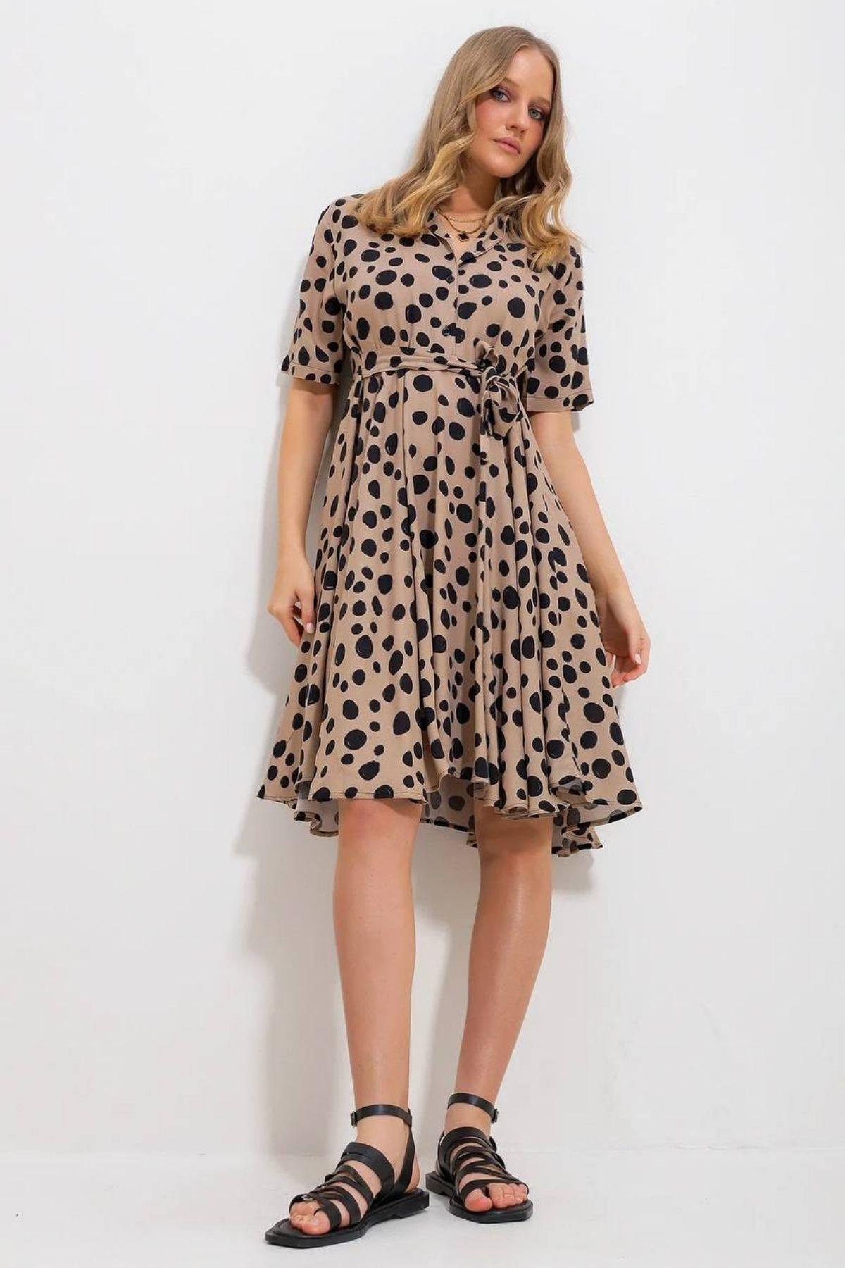 Ön Düğmeli Kuşaklı Puantiyeli Çan Elbise Vizon