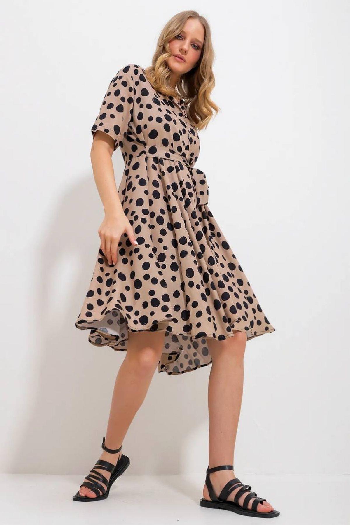 Ön Düğmeli Kuşaklı Puantiyeli Çan Elbise Vizon