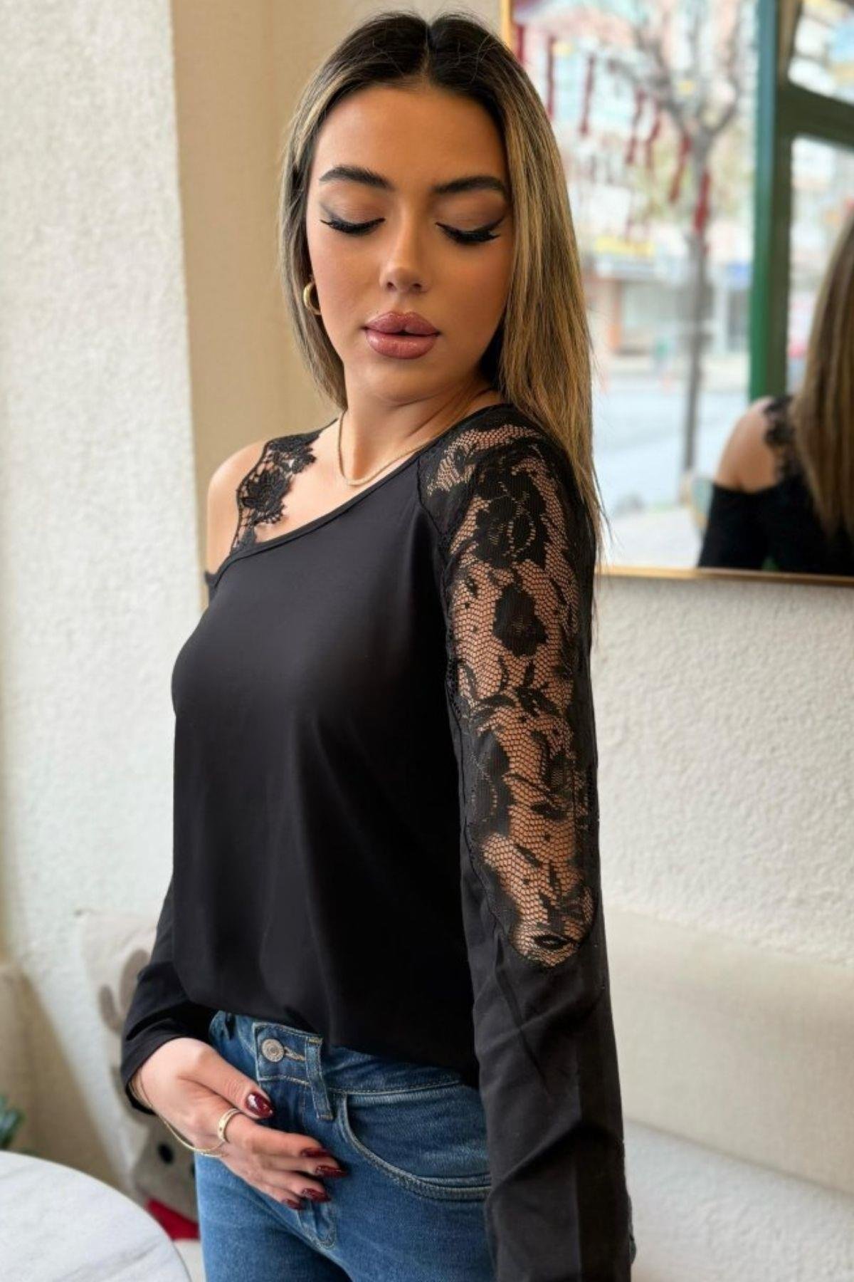 Tek Askılı Dantel Detaylı Viskon Bluz Siyah