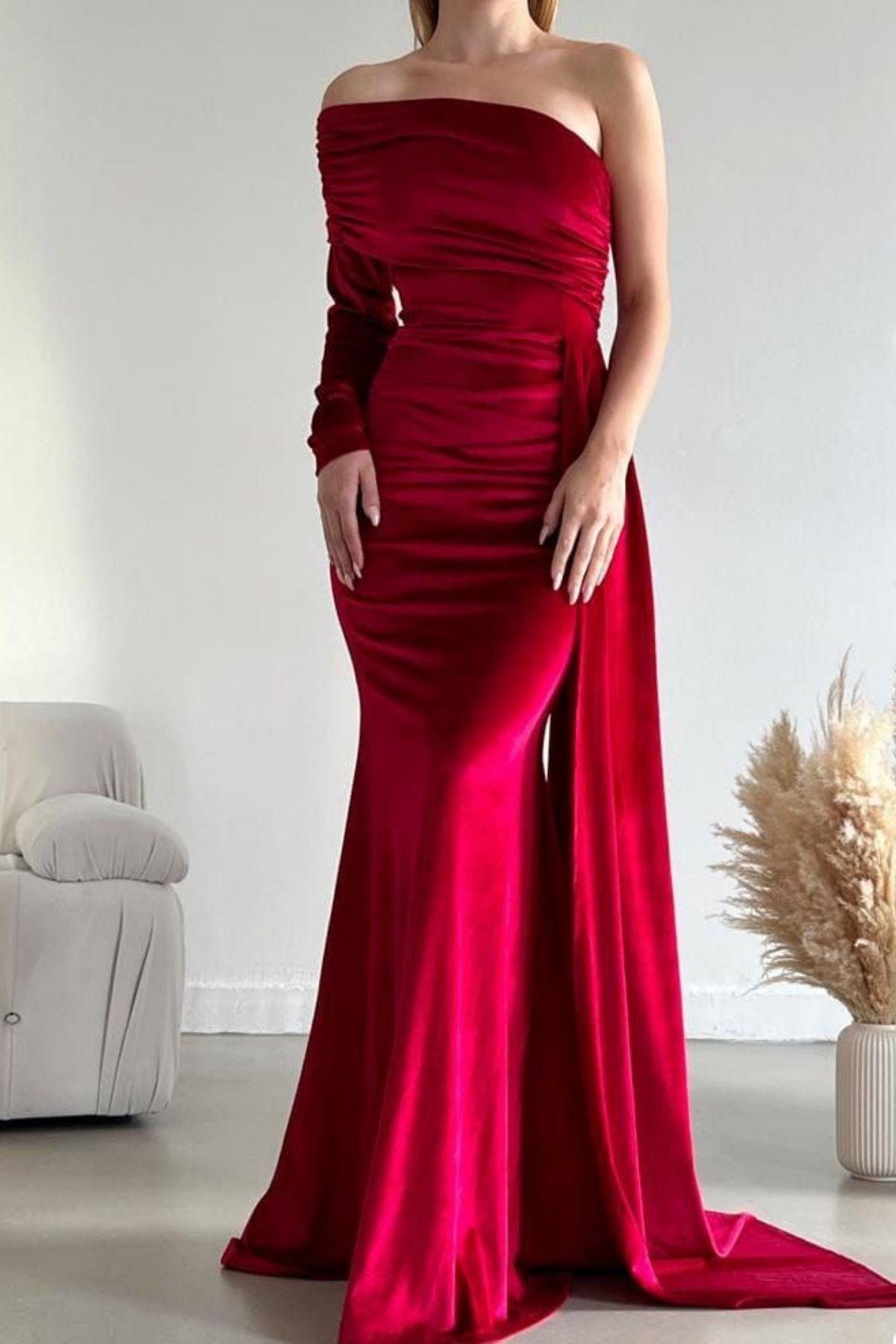 Tek Kol Asimetrik Yaka Kadife Kumaş Maxi Balık Model Elbise Kırmızı