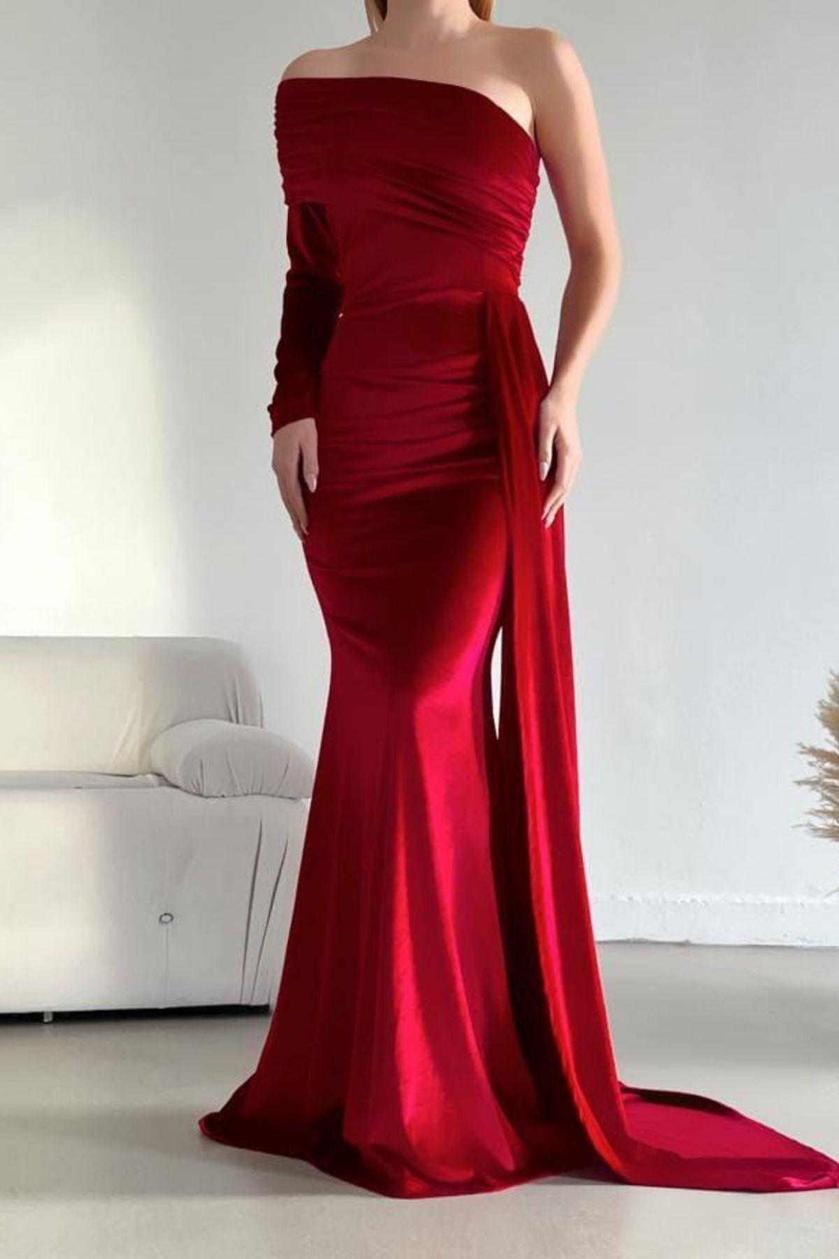 Tek Kol Asimetrik Yaka Kadife Kumaş Maxi Balık Model Elbise Kırmızı
