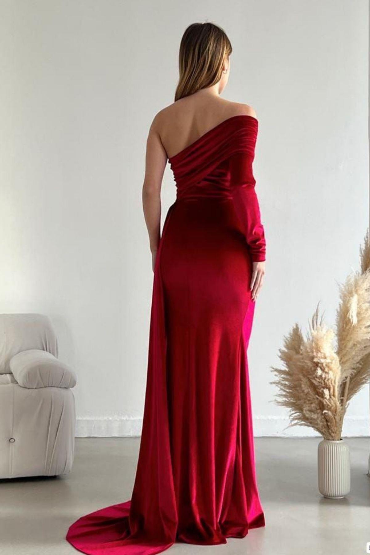 Tek Kol Asimetrik Yaka Kadife Kumaş Maxi Balık Model Elbise Kırmızı
