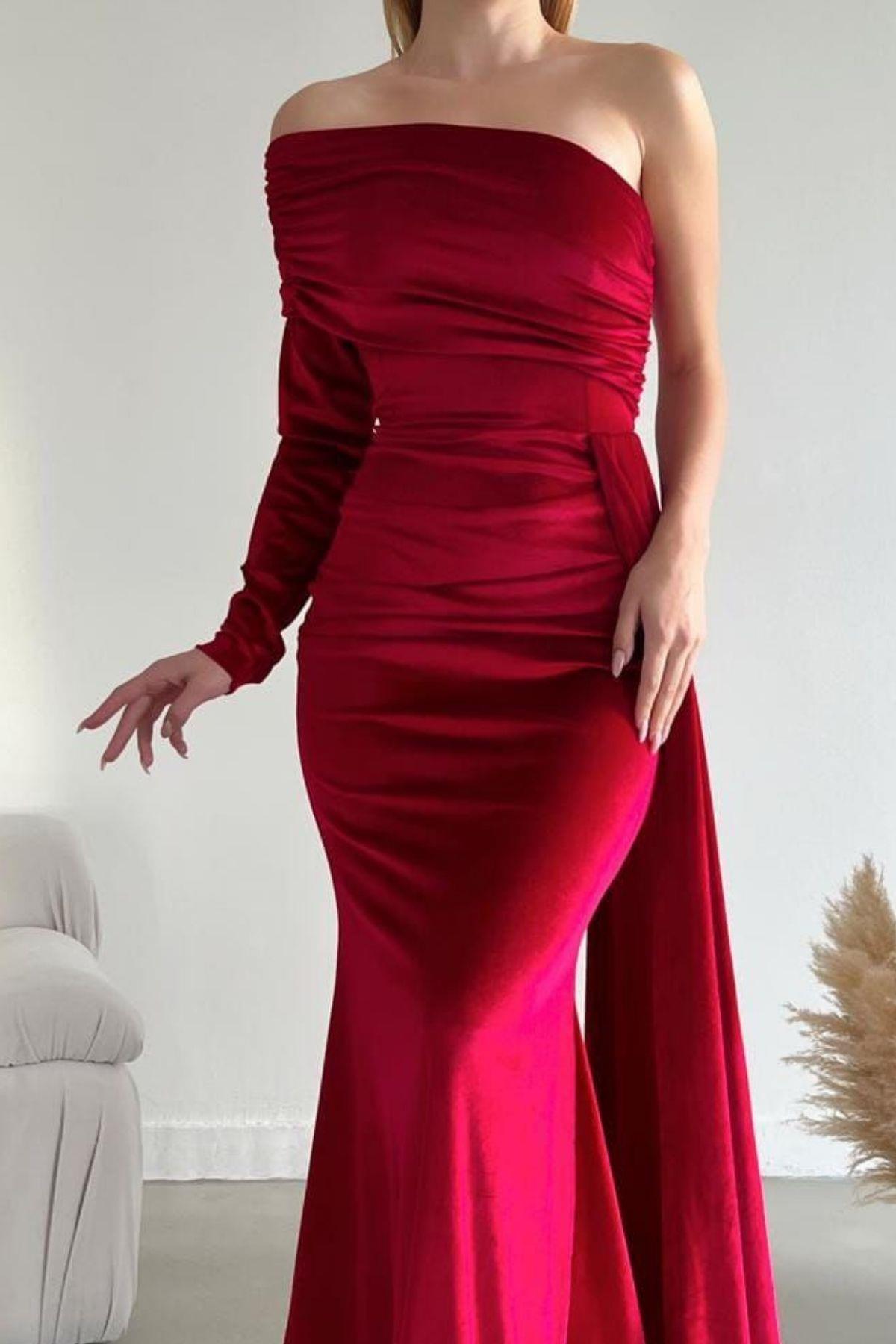 Tek Kol Asimetrik Yaka Kadife Kumaş Maxi Balık Model Elbise Kırmızı