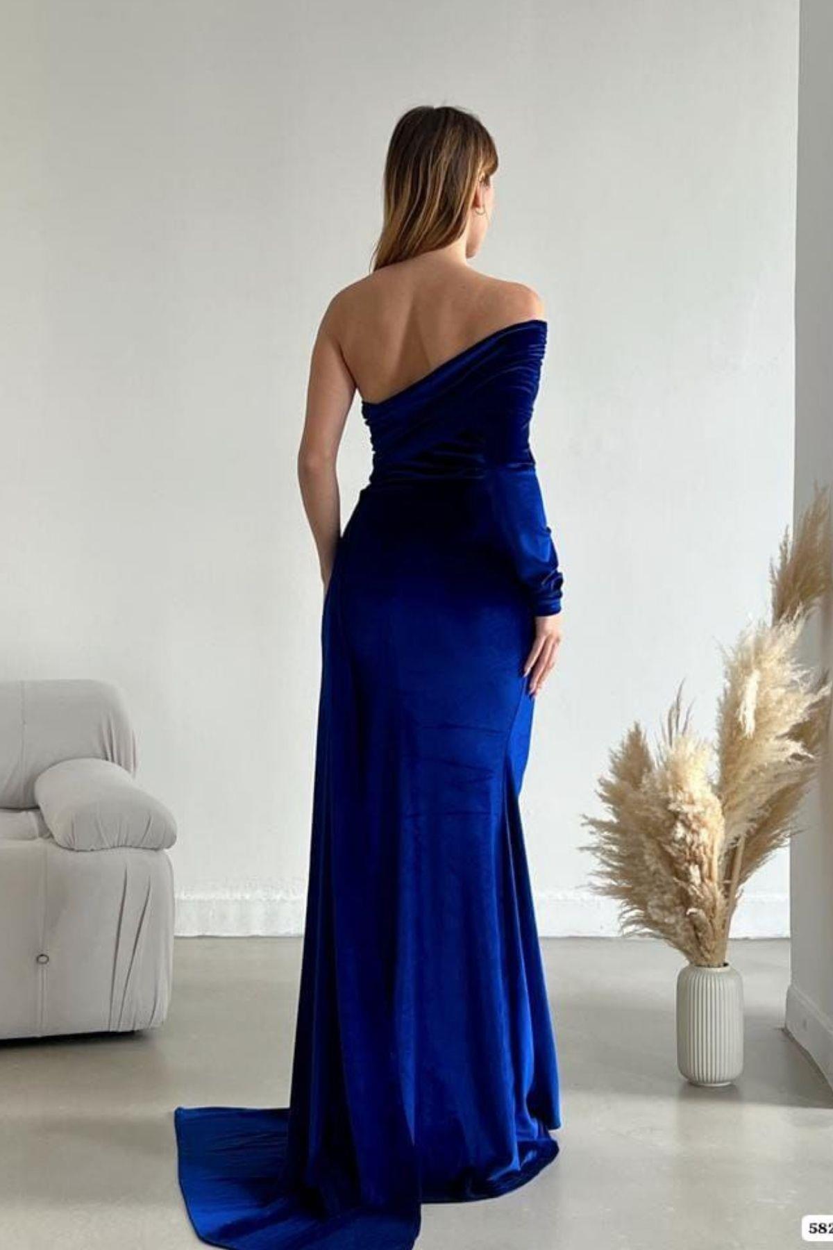 Tek Kol Asimetrik Yaka Kadife Kumaş Maxi Balık Model Elbise Saks
